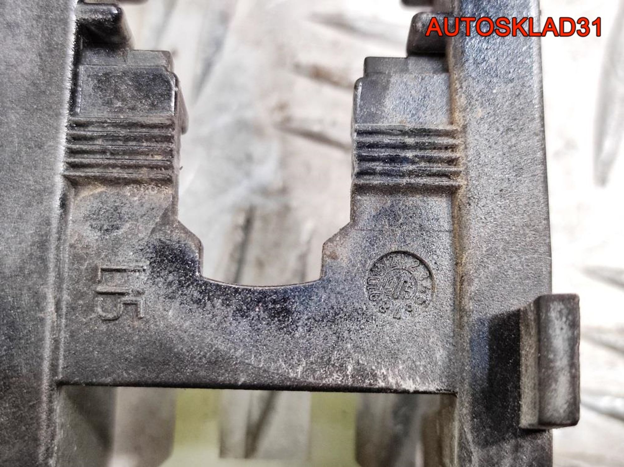 Кронштейн ручки задней левой Mercedes W211 A2037600334, 900 рублей, Дубовое