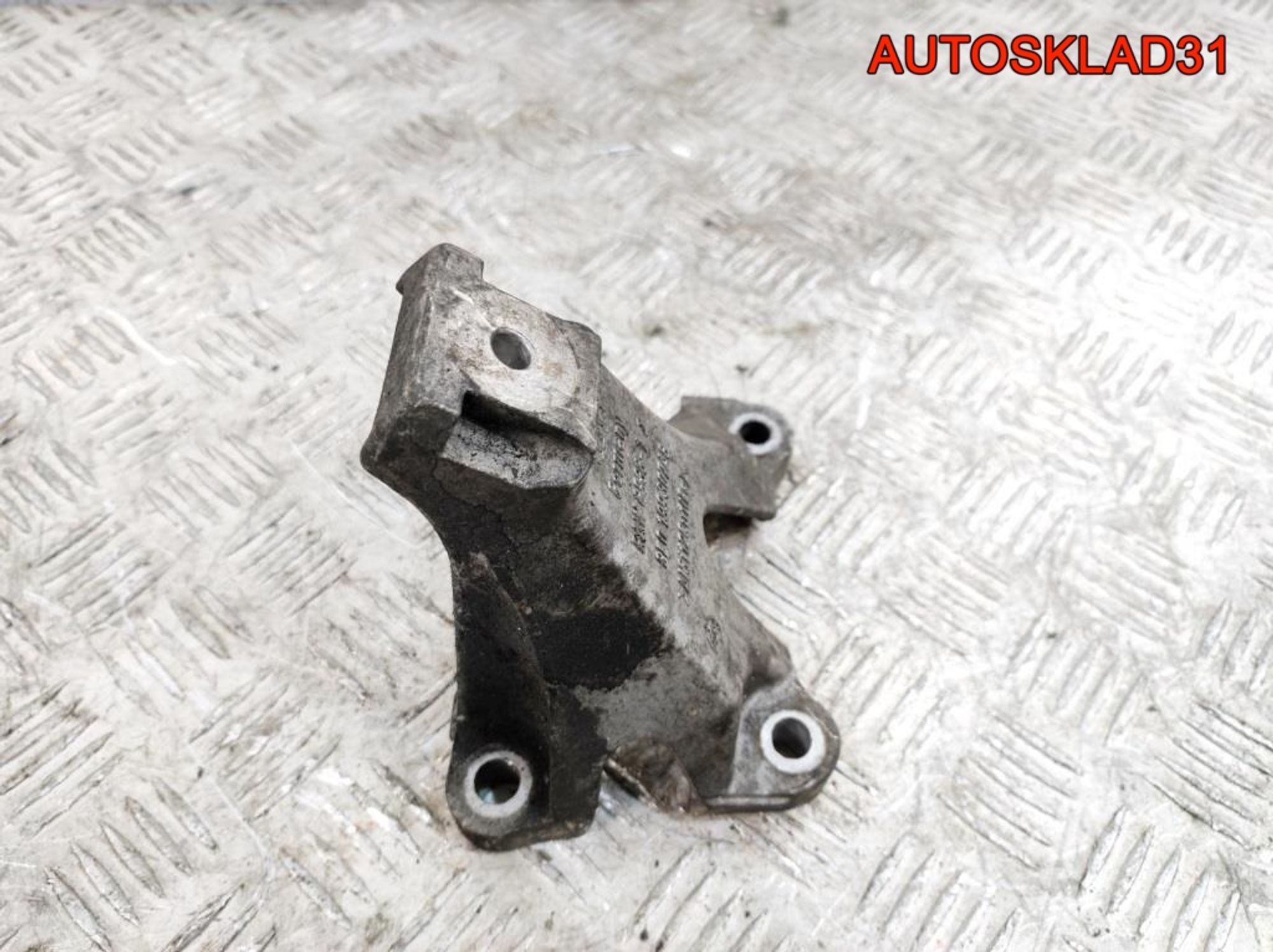 Кронштейн двигателя левый Audi A4 B7 3.0 ASB 8E0199307AB, 600 рублей, Дубовое