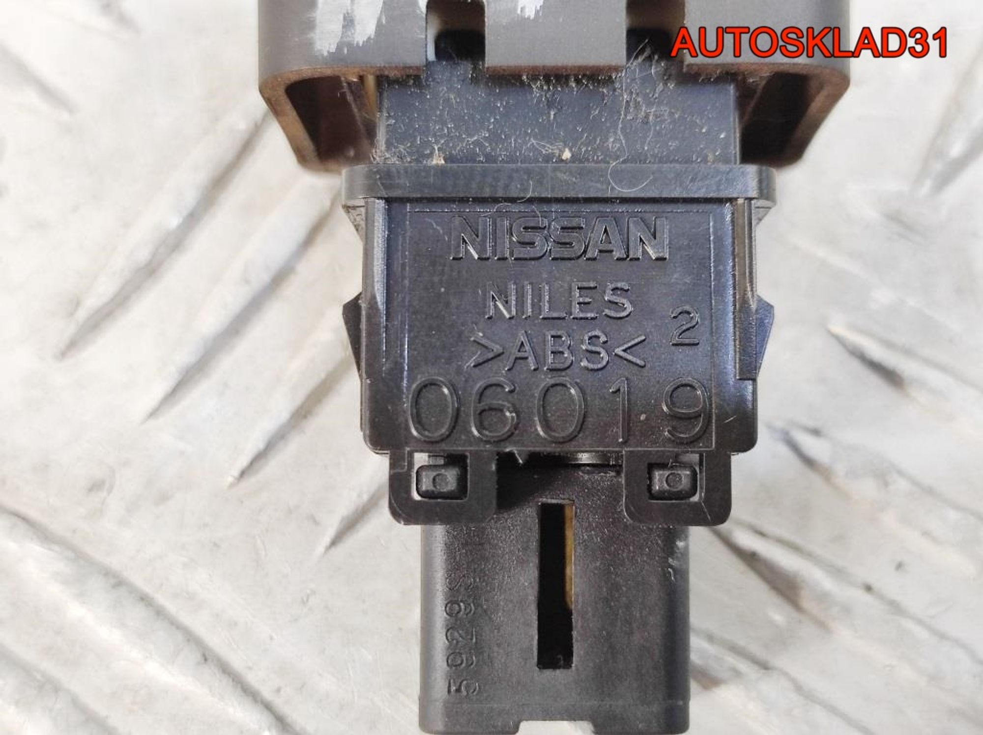 Кнопка аварийной сигнализации Nissan Note E11, 500 рублей, Дубовое