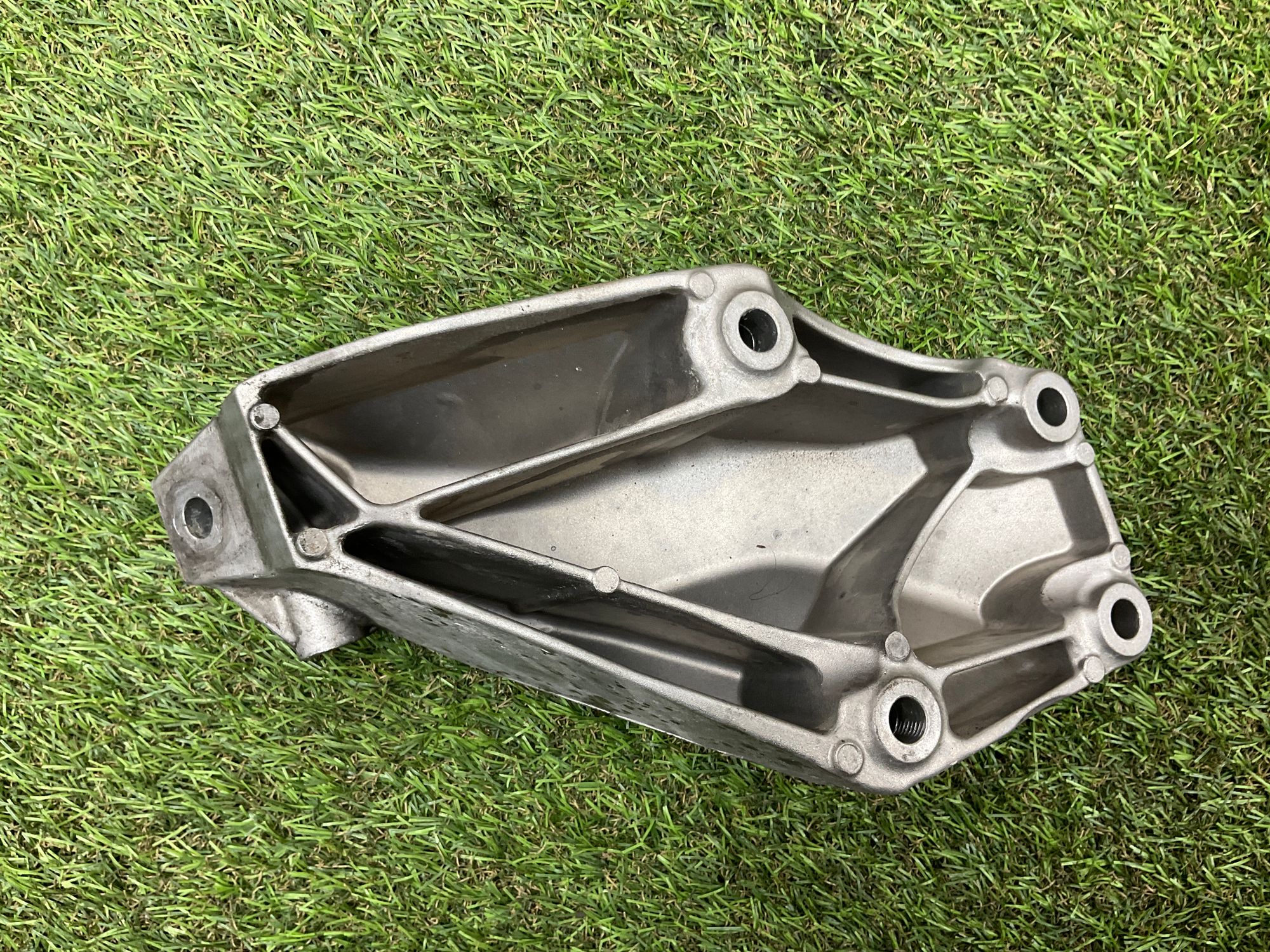 Несущий кронштейн двигателя левый BMW 3 серия, F30/F31 рестайлинг, 2000 рублей, Москва