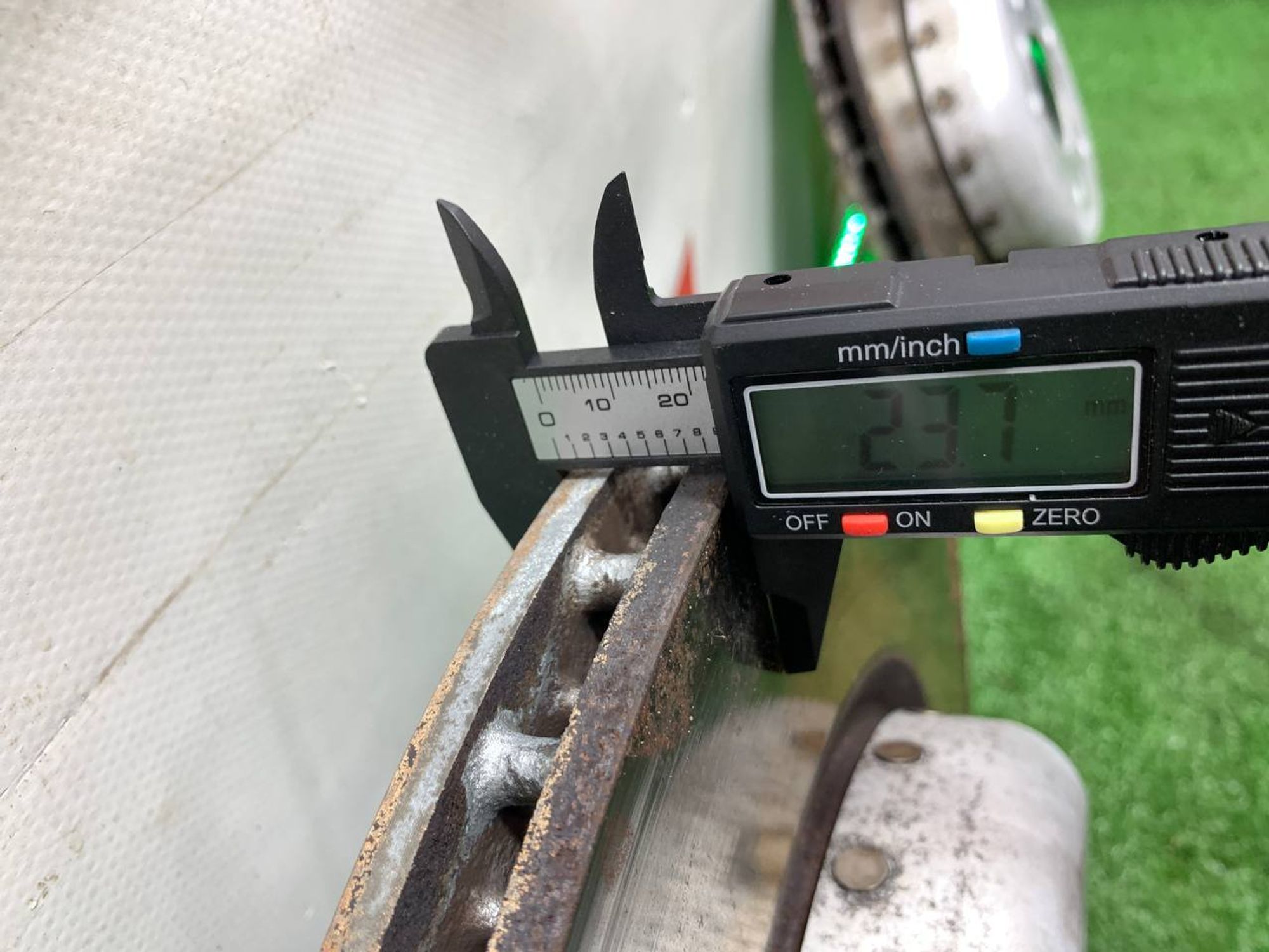 https://ycs.partsauto.market/partsauto-images/thmbs/userImages/h353NjtZg3VDP19b5HMt7LlpbQ93/part/046438ce-6ebd-481a-9760-a7ded8b5c2f5_1720539083202.jpg