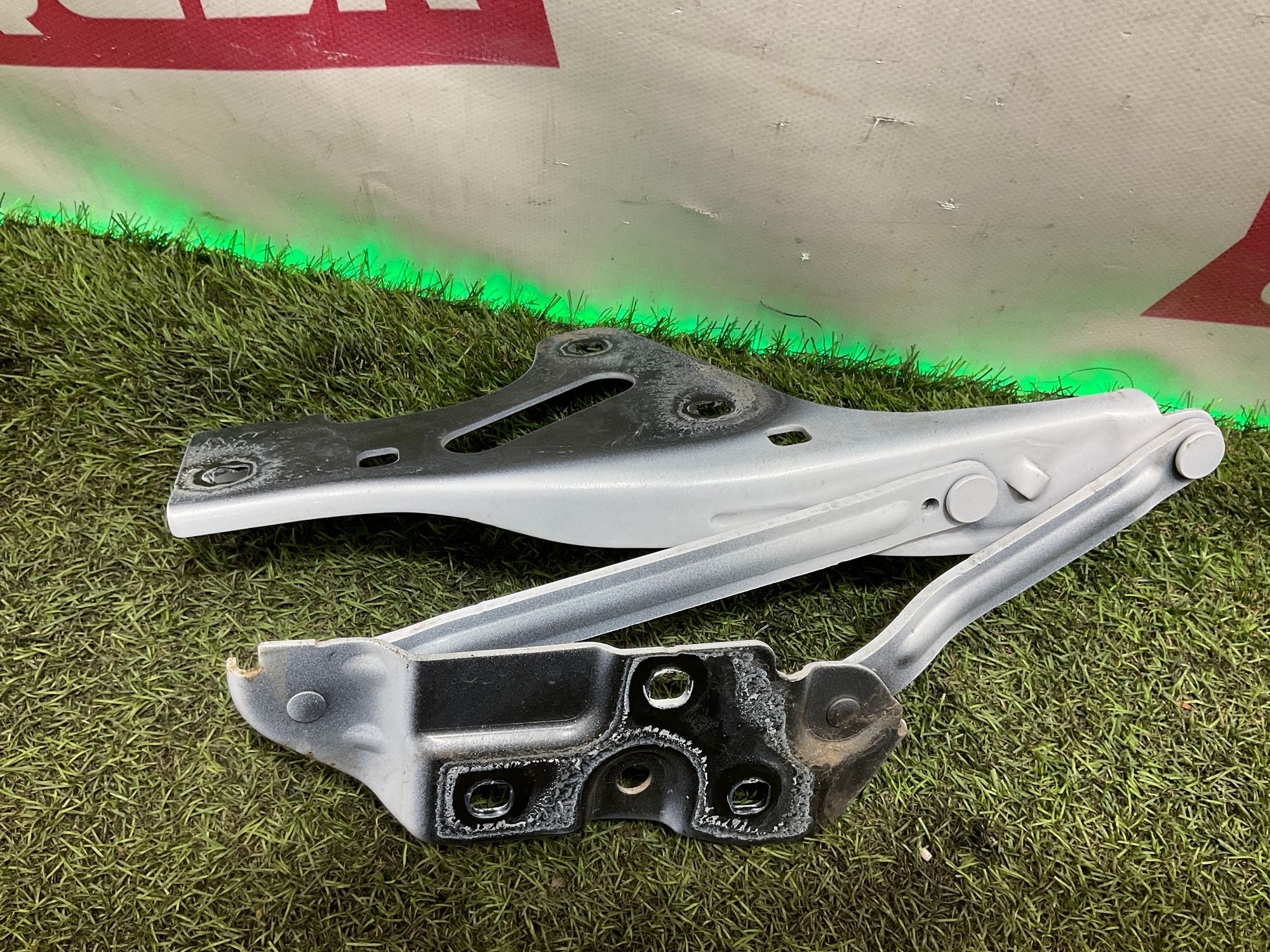 Петля капота левая Land Rover Defender II L663 2022, 9500 рублей, Москва