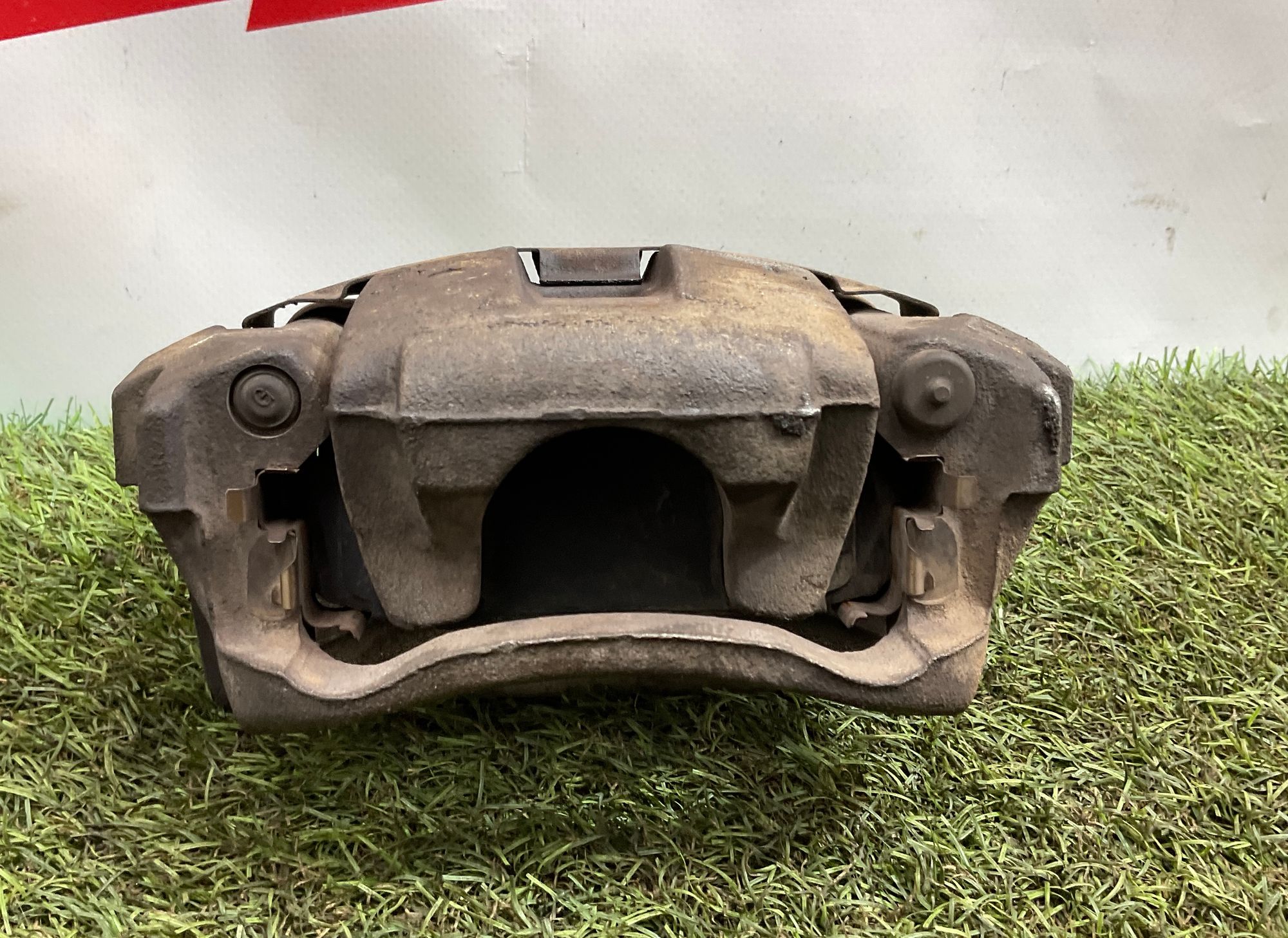 Суппорт тормозной задний левый Toyota Land Cruiser 200 рестайлинг 2 (2015—2023) 2017, 10000 рублей, Москва