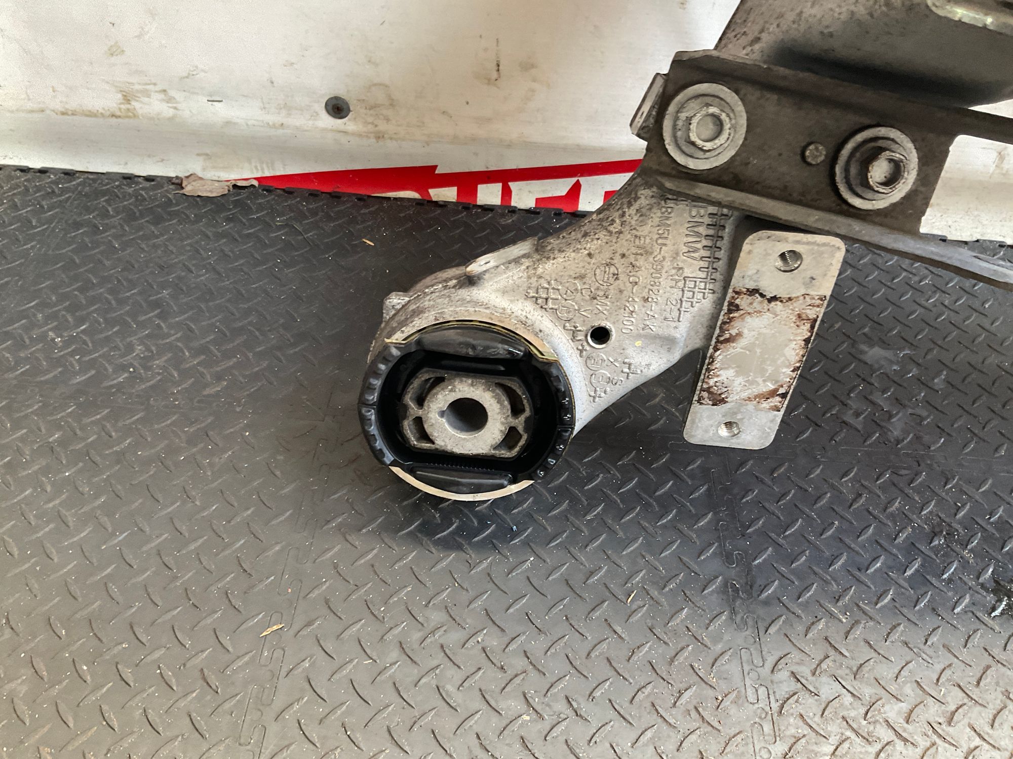 https://ycs.partsauto.market/partsauto-images/thmbs/userImages/h353NjtZg3VDP19b5HMt7LlpbQ93/part/171a2ee8-e8f0-4db1-ab5a-dec556a95d72_1742470427628.jpg