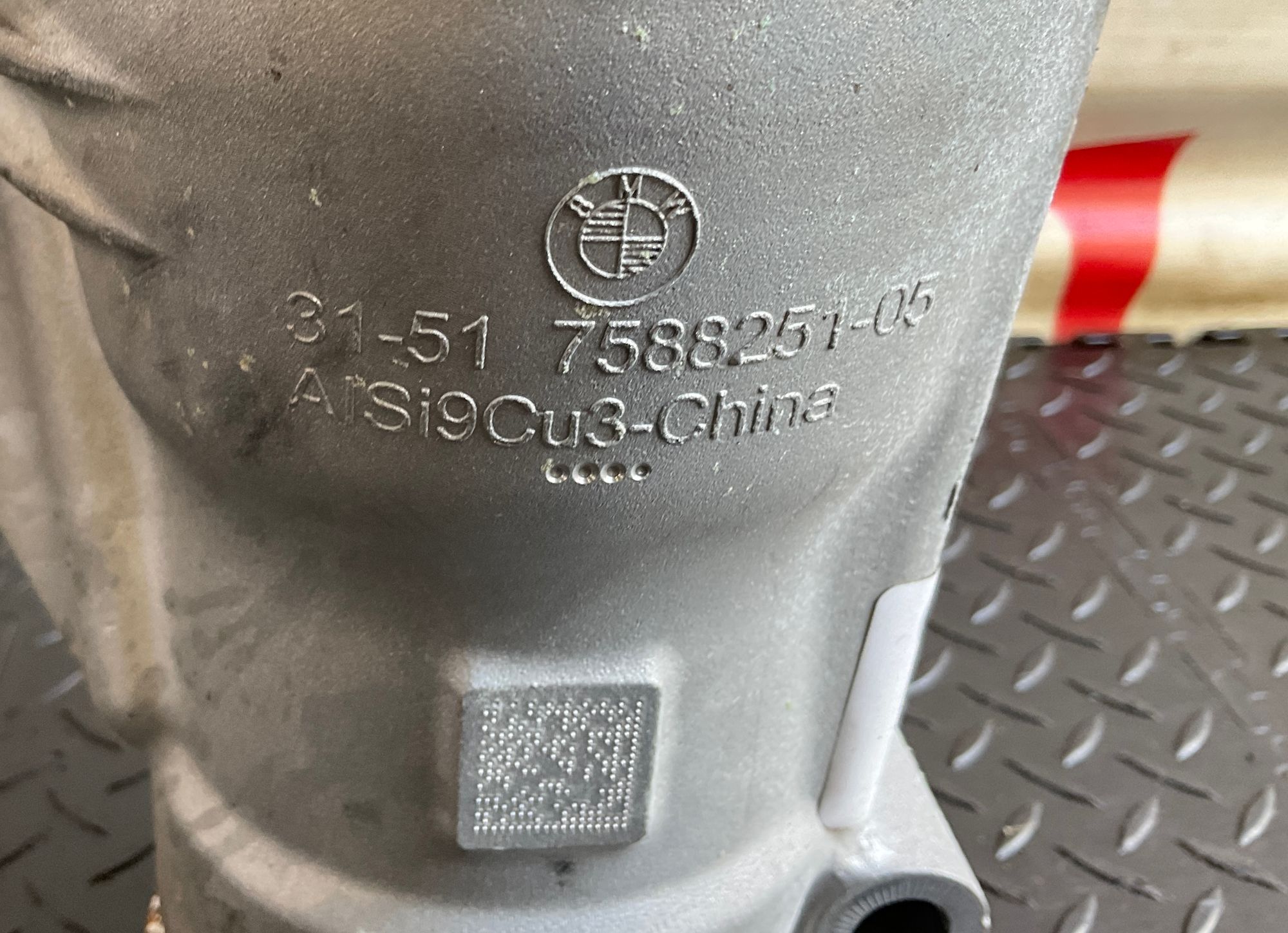 https://ycs.partsauto.market/partsauto-images/thmbs/userImages/h353NjtZg3VDP19b5HMt7LlpbQ93/part/17ddabcf-c249-482c-bce4-7d7316d518f6_1745566358414.jpg