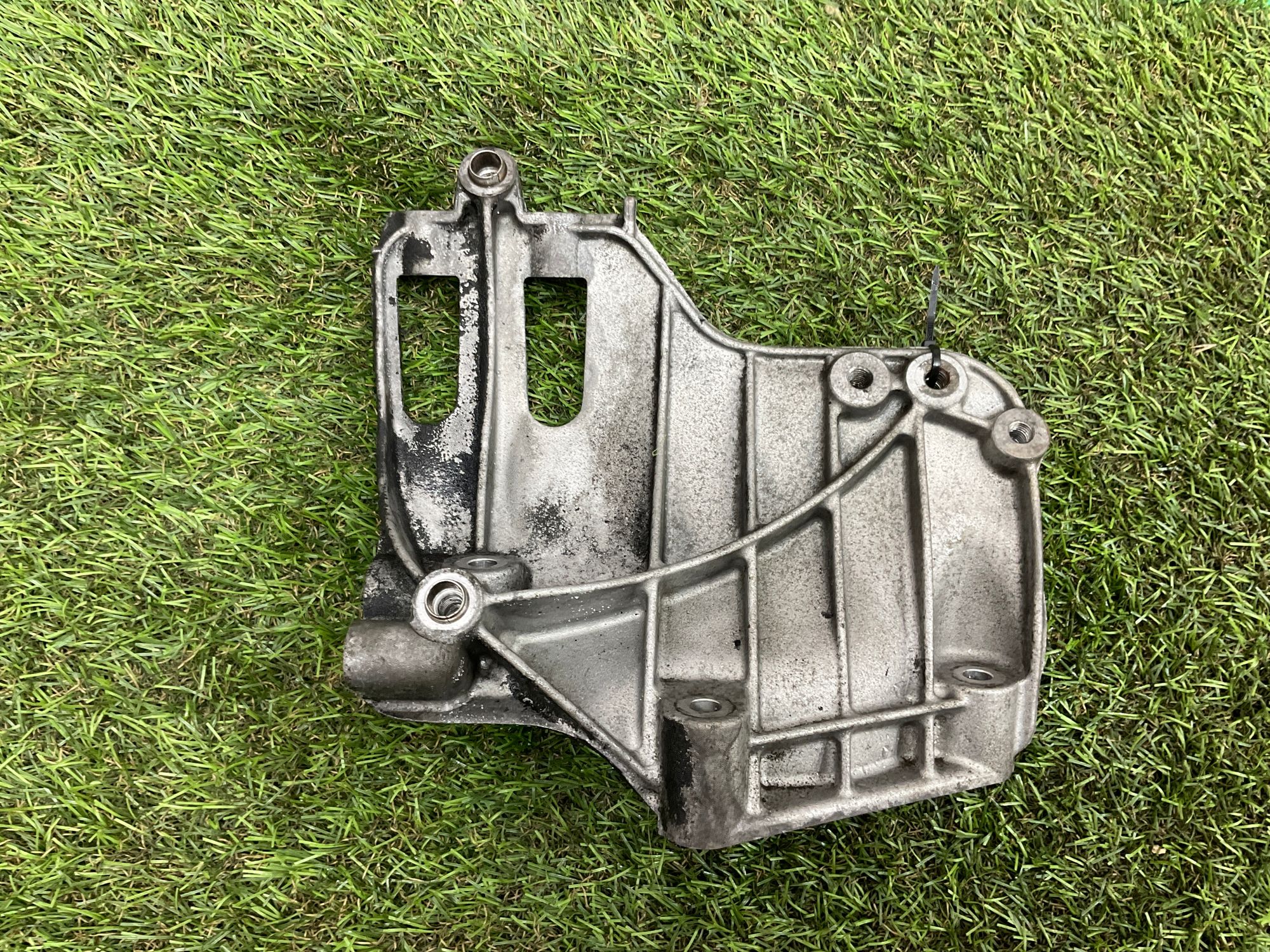 Кронштейн компрессора кондиционера BMW 7 серия, F01/F02/F04 рестайлинг, 1000 рублей, Москва