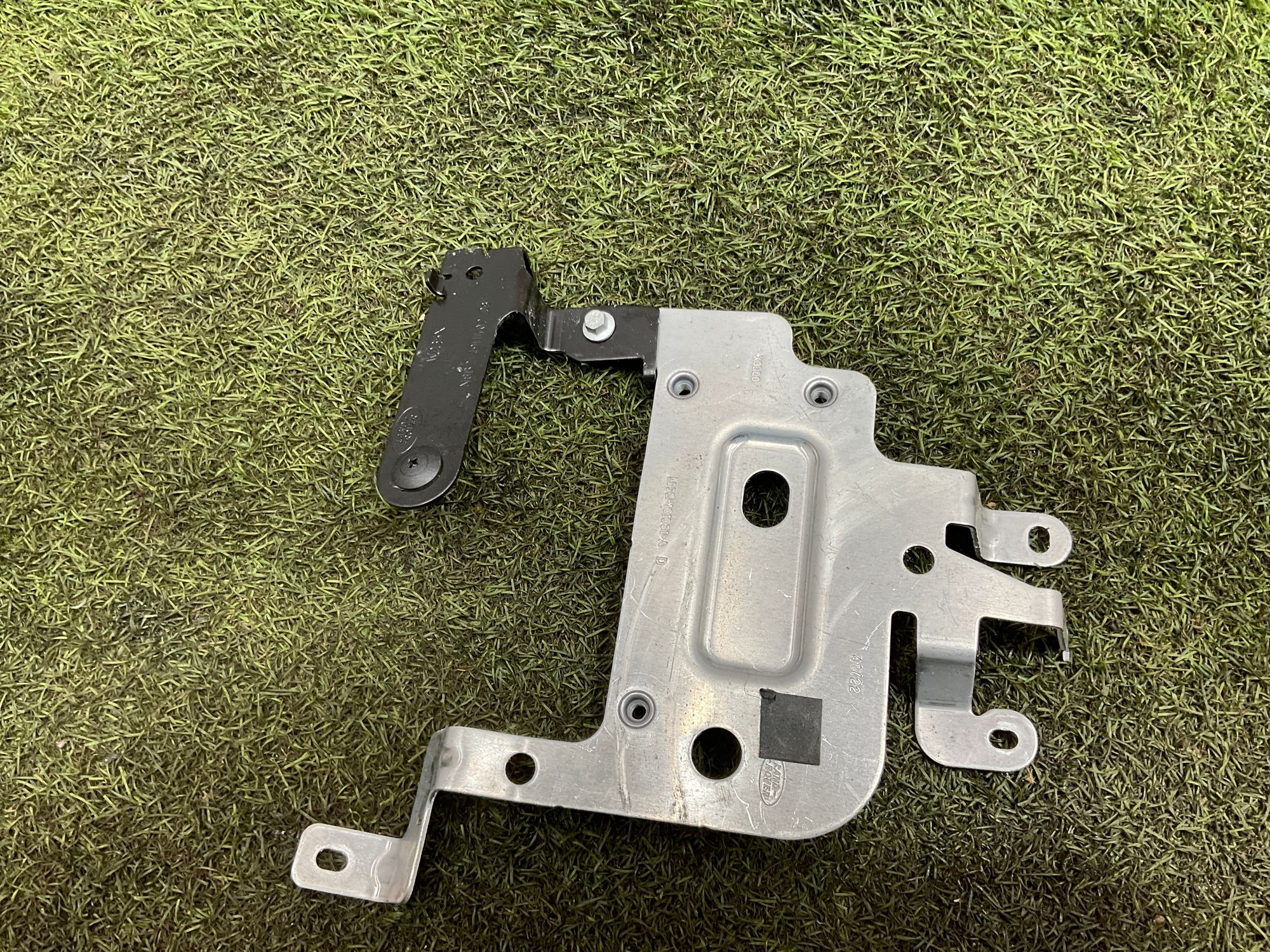 Кронштейн кузова передний левый Land Rover Defender II L663 2022, 2000 рублей, Москва