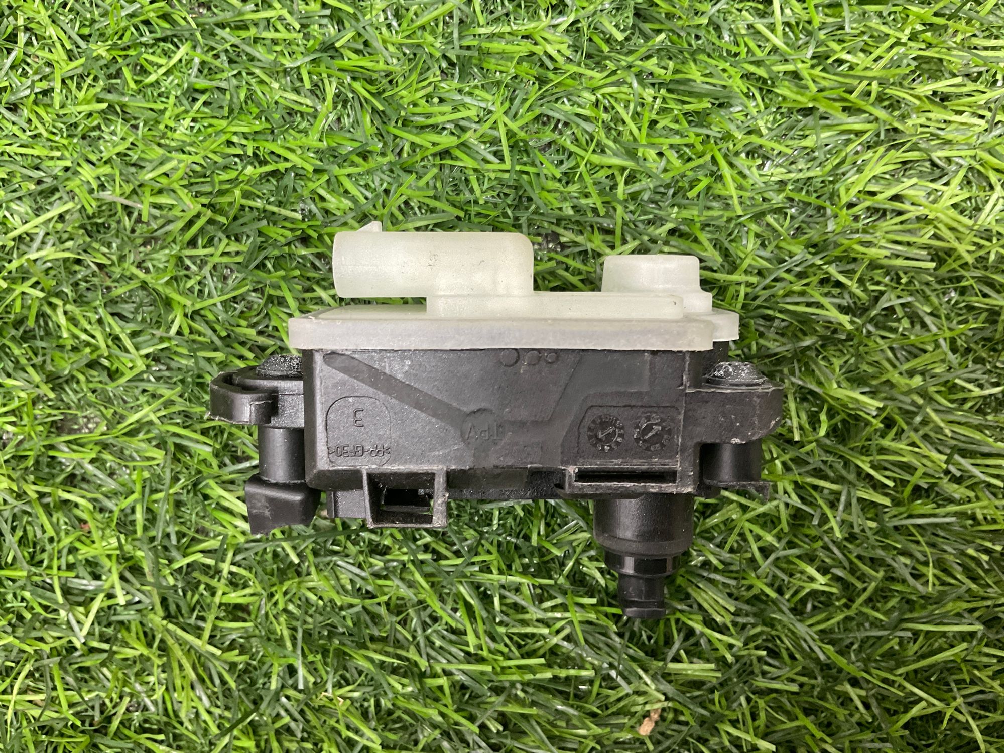 https://ycs.partsauto.market/partsauto-images/thmbs/userImages/h353NjtZg3VDP19b5HMt7LlpbQ93/part/1bddeb2d-3f11-47de-92ef-c2ae4369cb4a_1735026580917.jpg