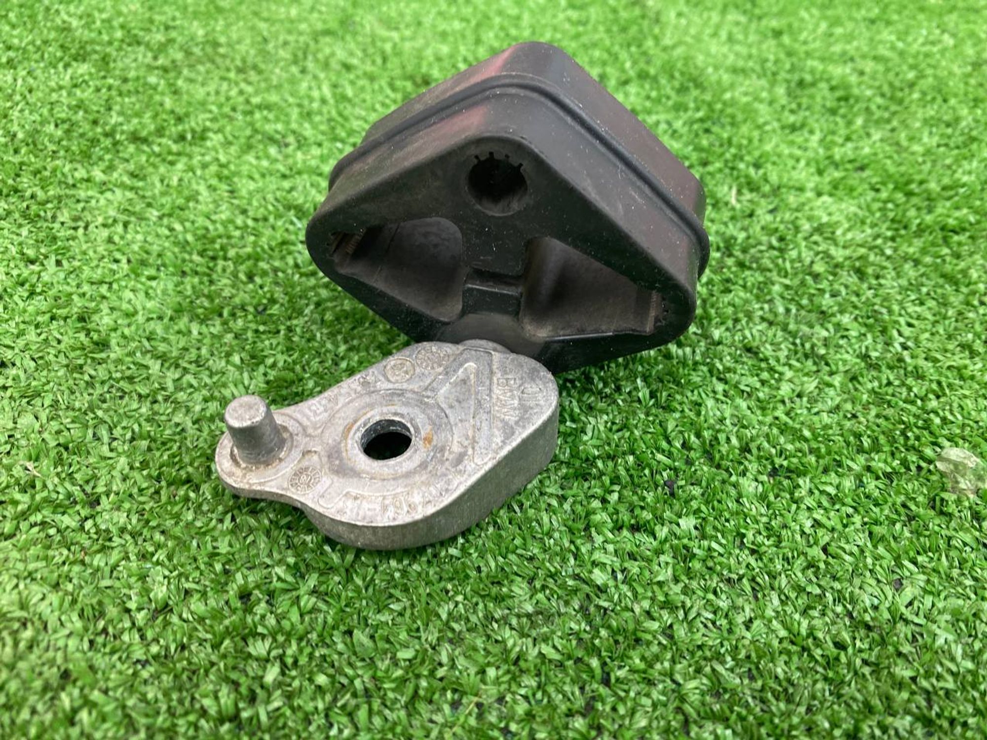 https://ycs.partsauto.market/partsauto-images/thmbs/userImages/h353NjtZg3VDP19b5HMt7LlpbQ93/part/1fa931fd-abb8-4df8-80c1-9260ce675739_1743777856752.jpg