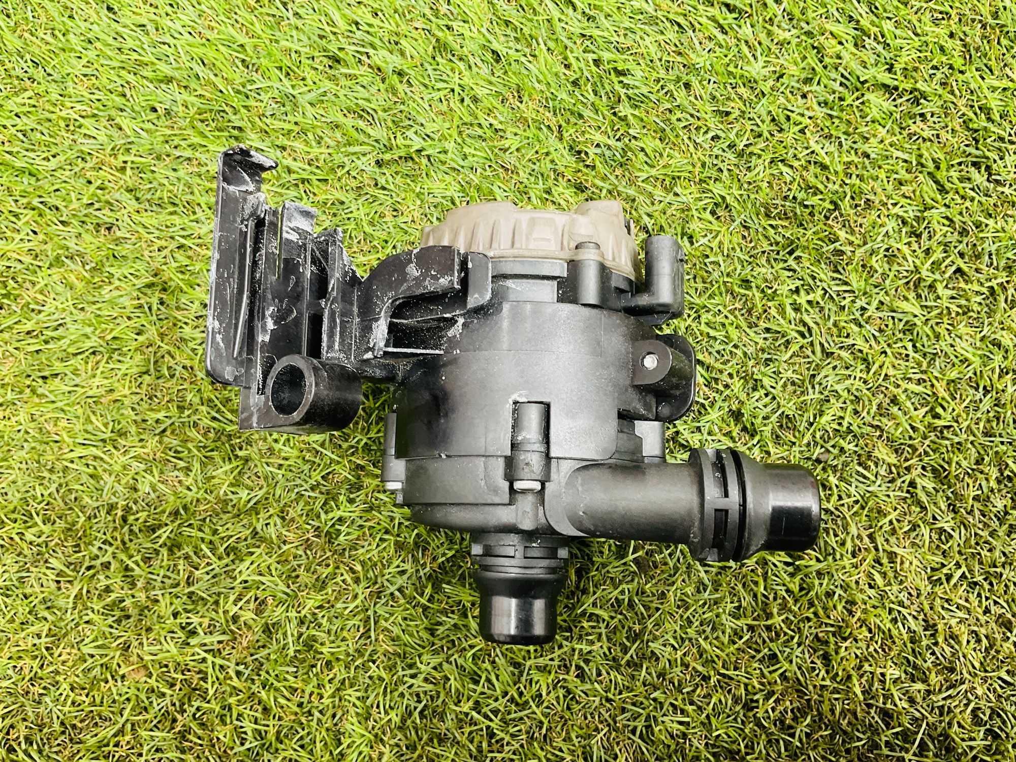 https://ycs.partsauto.market/partsauto-images/thmbs/userImages/h353NjtZg3VDP19b5HMt7LlpbQ93/part/2070dc86-22fe-44b4-a7b9-c900374996a2_1779195939218.jpg