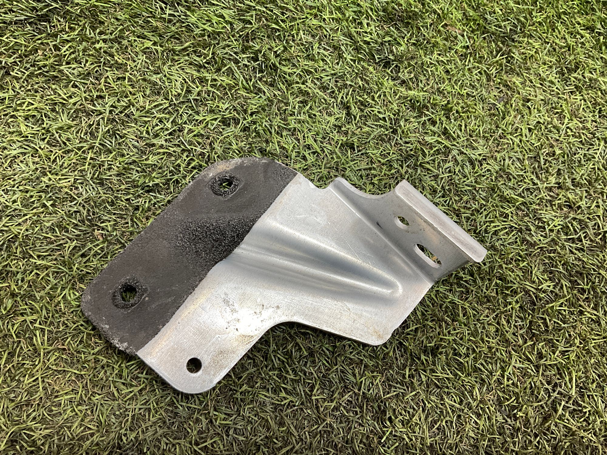 Крепление передней консоли левое Land Rover Defender, II L663, 1500 рублей, Москва