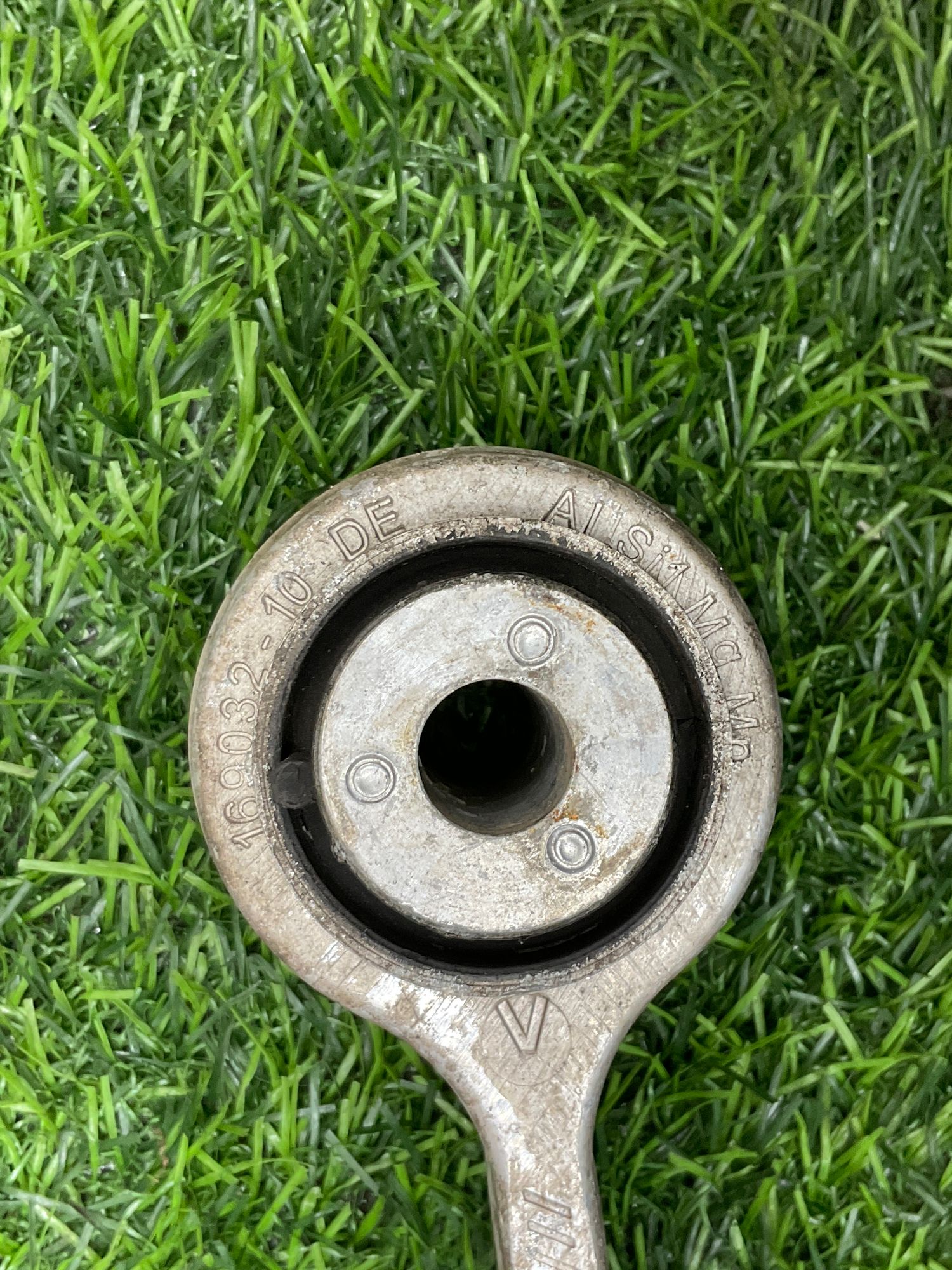 https://ycs.partsauto.market/partsauto-images/thmbs/userImages/h353NjtZg3VDP19b5HMt7LlpbQ93/part/297c71b2-165d-4a40-99d5-1a1edbd4b8b6_1733920232727.jpg