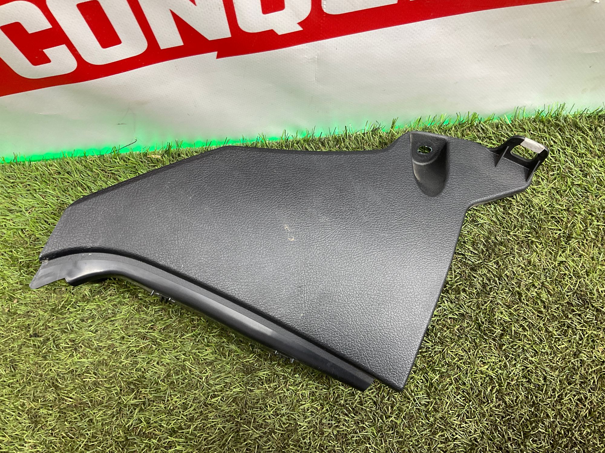 Накладка порога салона передняя правая Toyota Land Cruiser 200 рестайлинг 2 (2015—2023) 2017, 1000 рублей, Москва