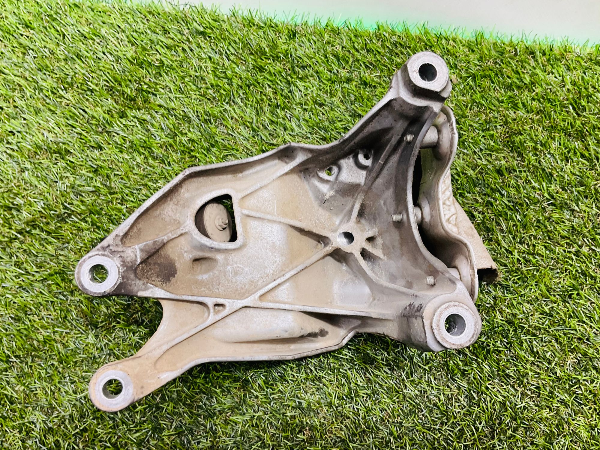 https://ycs.partsauto.market/partsauto-images/thmbs/userImages/h353NjtZg3VDP19b5HMt7LlpbQ93/part/2e37567f-a147-47ae-9240-2a100c5e4d57_1786792622001.jpg
