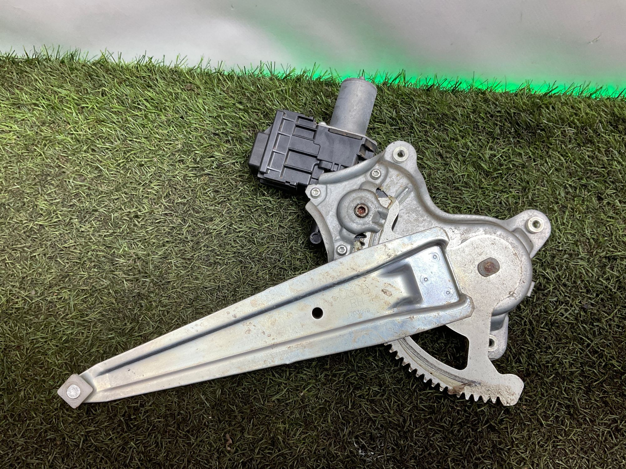 Стеклоподъемник задней правой двери Toyota Land Cruiser 200 рестайлинг 2 (2015—2023) 2017, 4000 рублей, Москва