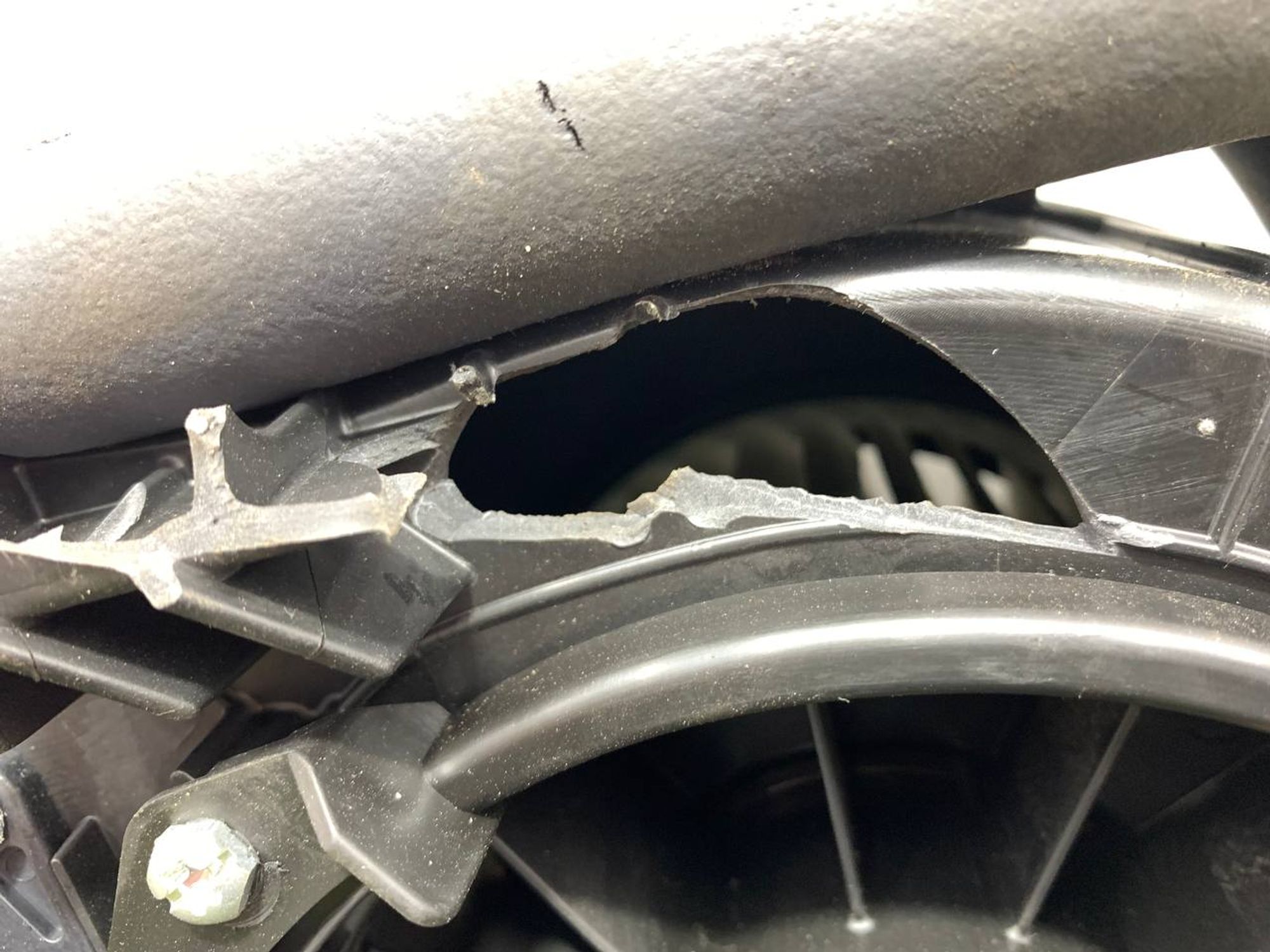 https://ycs.partsauto.market/partsauto-images/thmbs/userImages/h353NjtZg3VDP19b5HMt7LlpbQ93/part/34661391-d291-4c09-a72d-6e6bb88e898d_1713528873734.jpg