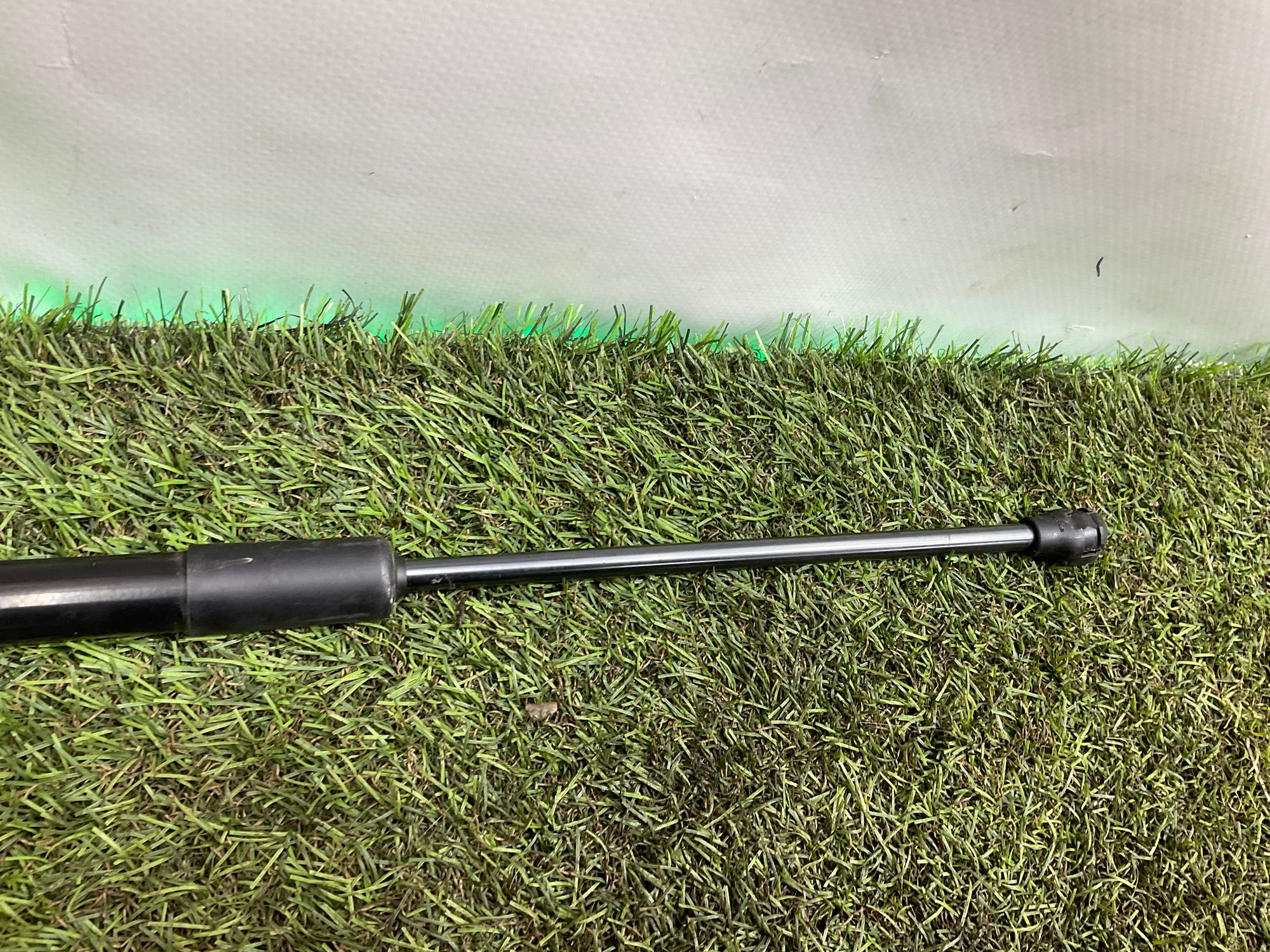 Амортизаторы капота Toyota Land Cruiser 300 (2021—2023) 2022, 5000 рублей, Москва