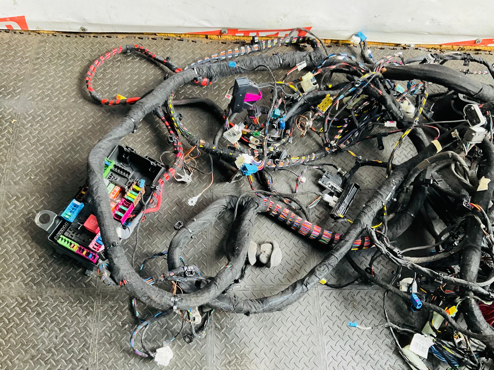 https://ycs.partsauto.market/partsauto-images/thmbs/userImages/h353NjtZg3VDP19b5HMt7LlpbQ93/part/3c0c42b3-9113-4364-ba49-551d9c4d7347_1789386235254.jpg