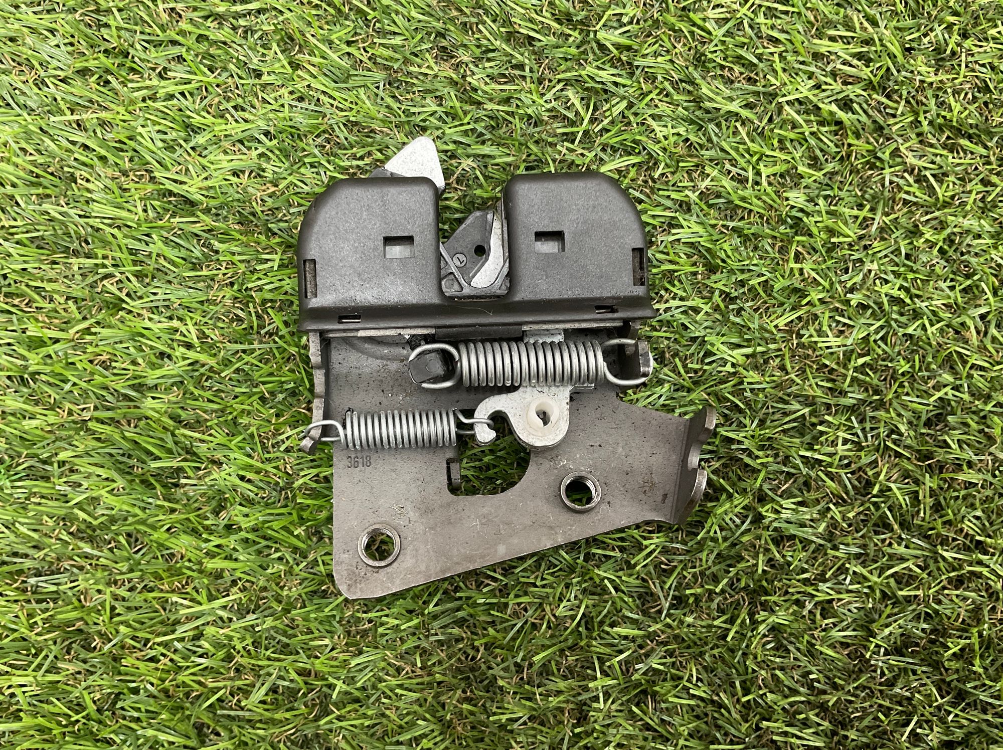 Замок задних сидений правый BMW 5 серия, G30/G31 рестайлинг 2020, 1000 рублей, Москва