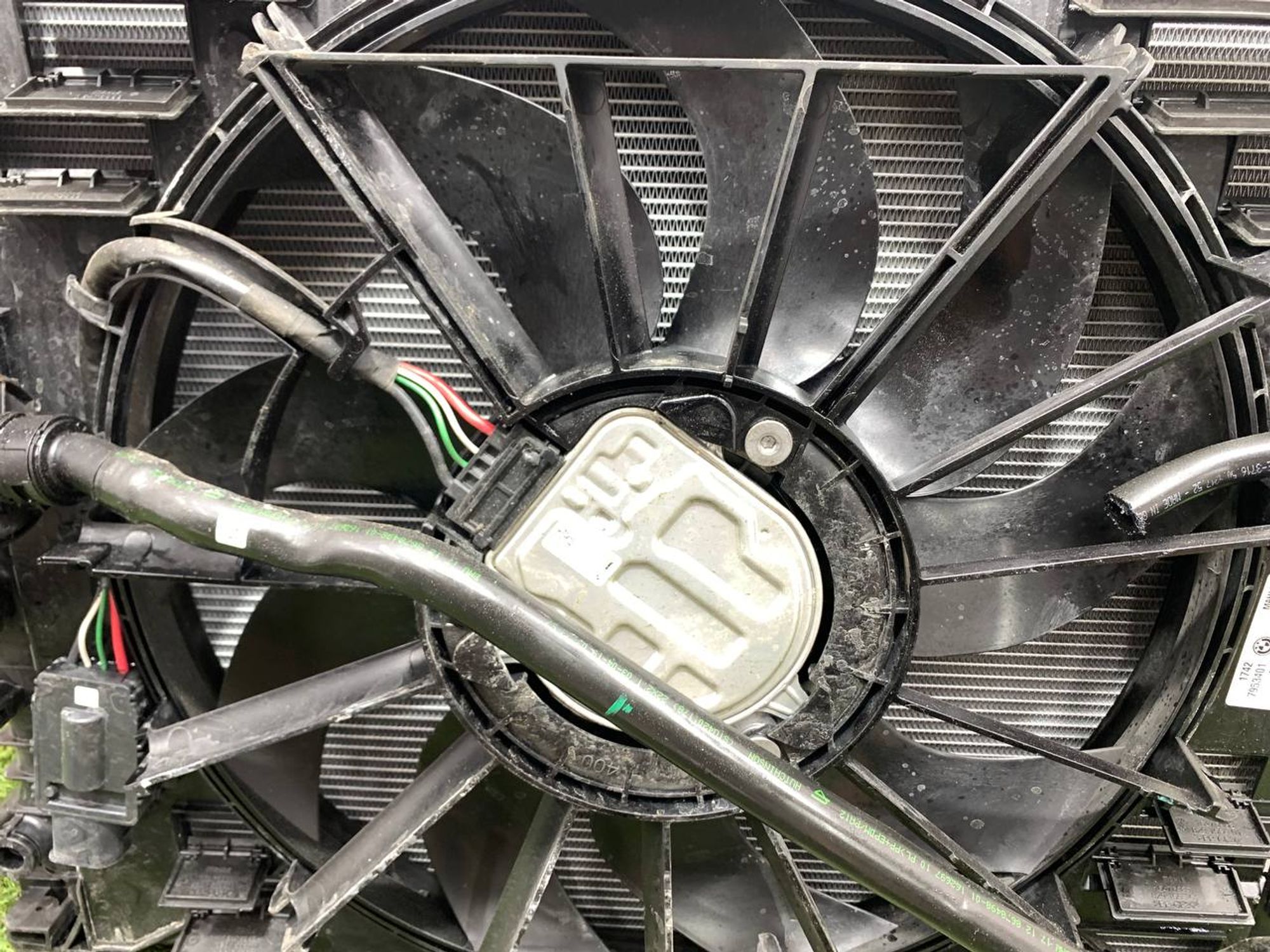 https://ycs.partsauto.market/partsauto-images/thmbs/userImages/h353NjtZg3VDP19b5HMt7LlpbQ93/part/40b44d60-d315-472f-b491-161206cbd2a3_1717767666380.jpg