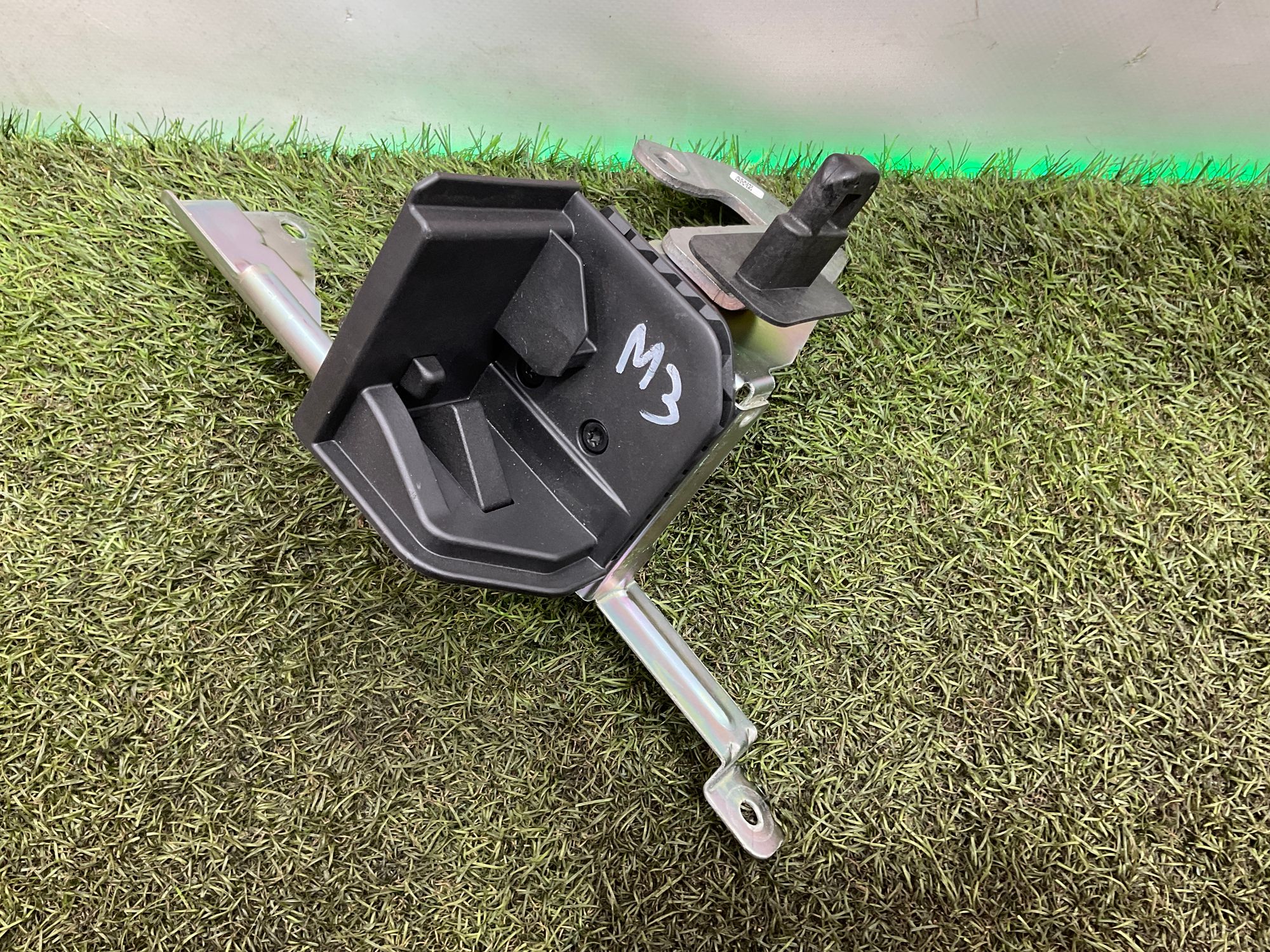 Направляющая шторки багажника левая BMW M3 G81 2022, 2000 рублей, Москва