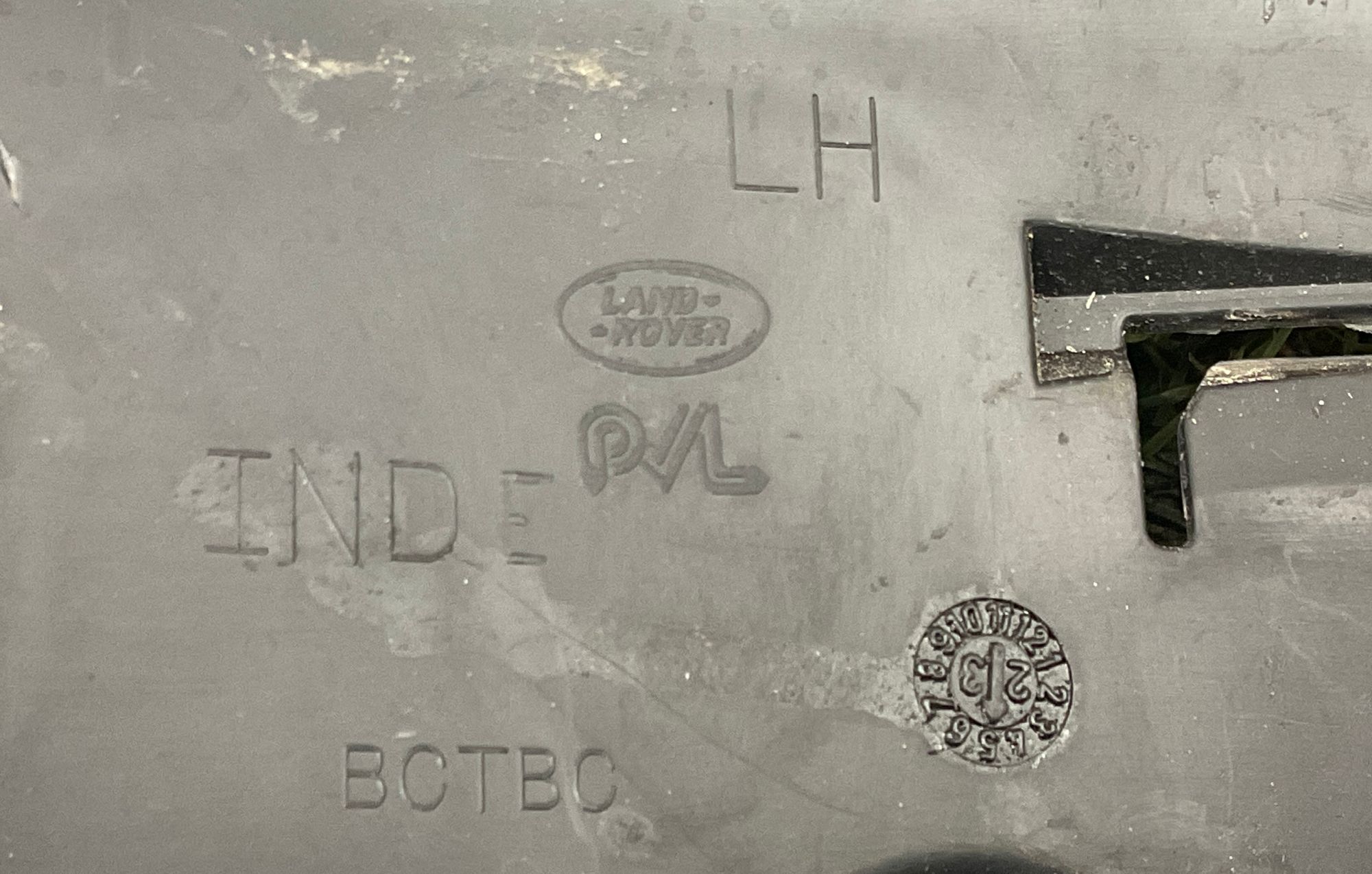 Крепление накладки крыла передняя левая Land Rover Defender II L663 2022, 5000 рублей, Москва