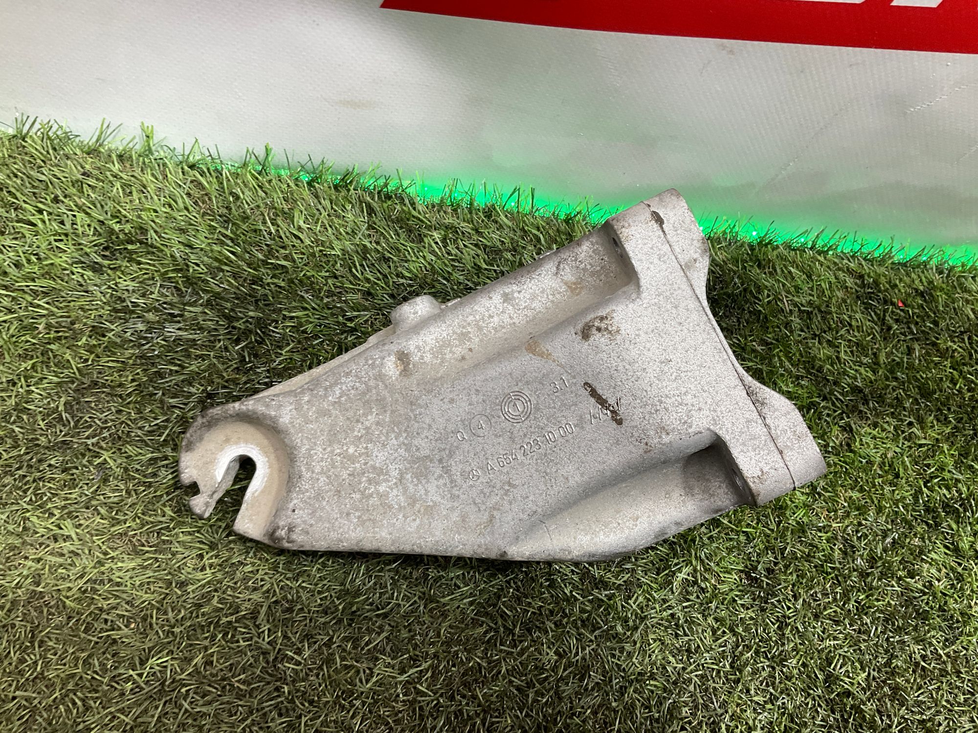 Кронштейн двигателя 654920 правый Mercedes-Benz C-Класс E-Класс, W213/S213 рестайлинг (2020—2023), 3000 рублей, Москва