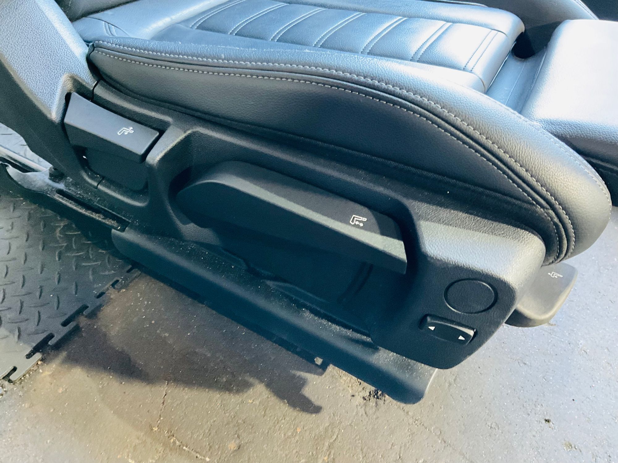 https://ycs.partsauto.market/partsauto-images/thmbs/userImages/h353NjtZg3VDP19b5HMt7LlpbQ93/part/445259e5-6684-499d-9b43-46f62cba805e_1781618923001.jpg