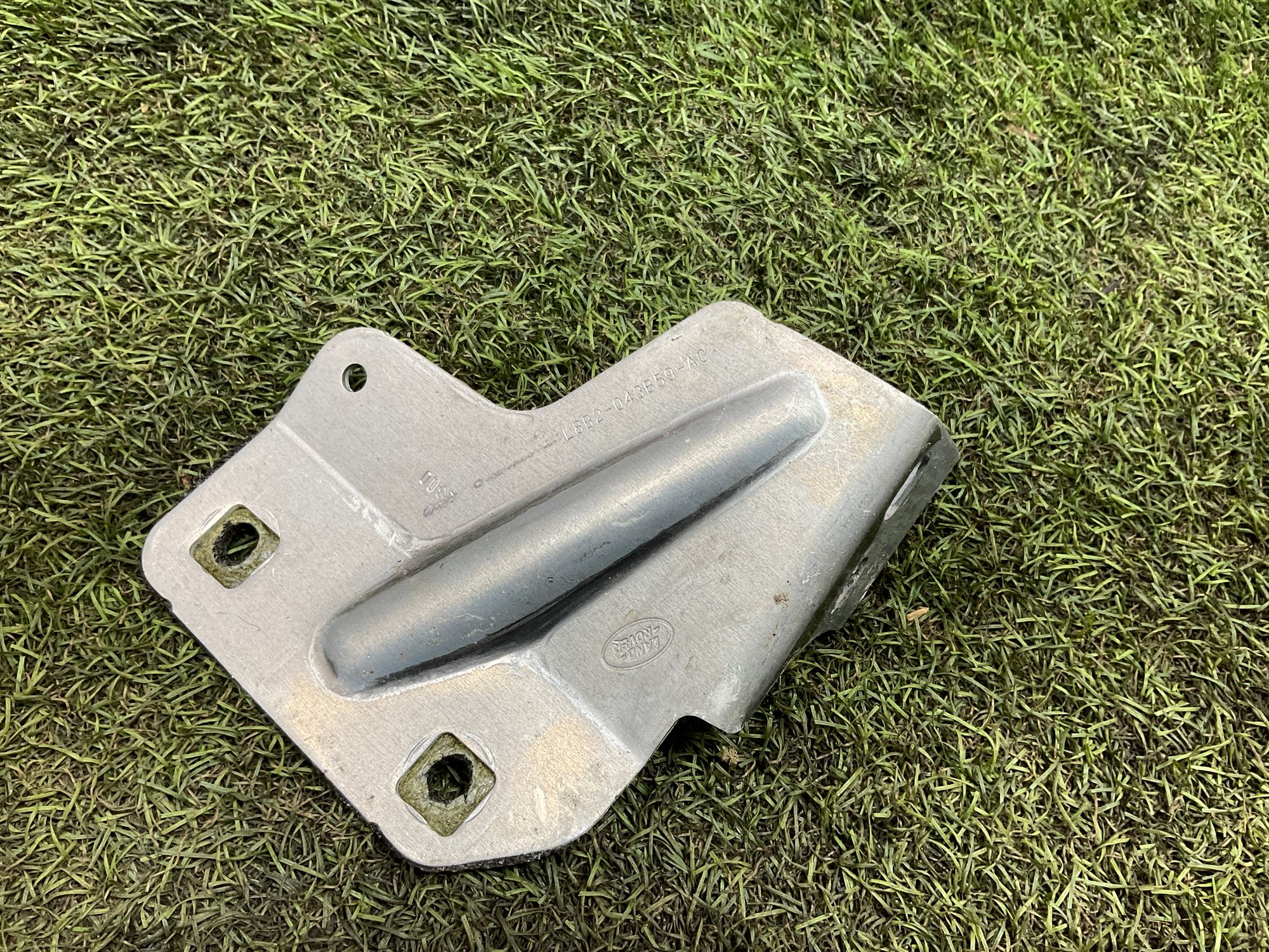 Крепление передней консоли левое Land Rover Defender, II L663, 1500 рублей, Москва