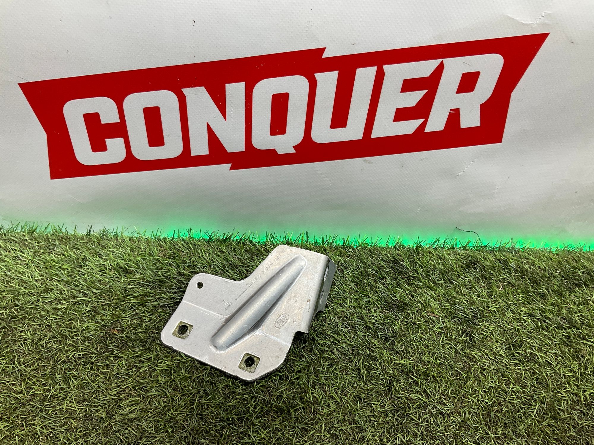 Крепление передней консоли левое Land Rover Defender, II L663, 1500 рублей, Москва