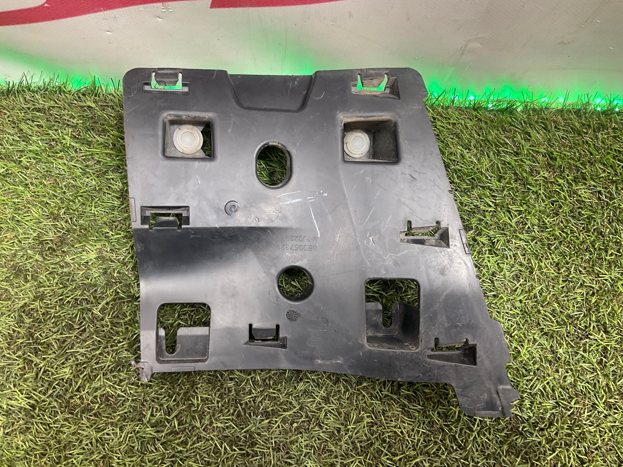 Крепление накладки крыла передняя левая Land Rover Defender II L663 2022, 5000 рублей, Москва