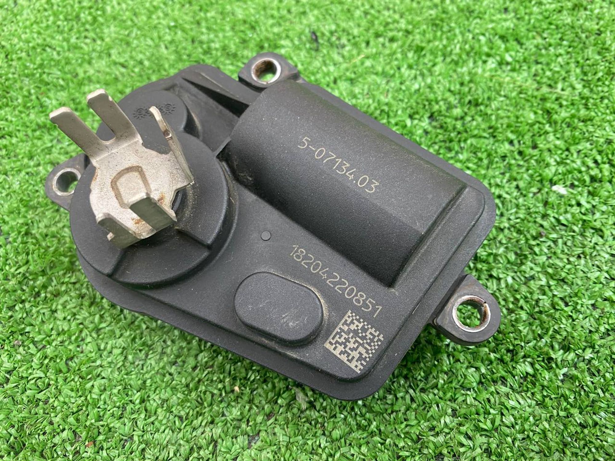 https://ycs.partsauto.market/partsauto-images/thmbs/userImages/h353NjtZg3VDP19b5HMt7LlpbQ93/part/530d15fe-a96e-4fc7-9778-0ee5453fd723_1743774185607.jpg