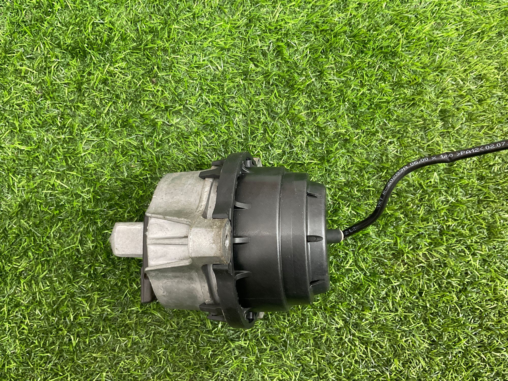 https://ycs.partsauto.market/partsauto-images/thmbs/userImages/h353NjtZg3VDP19b5HMt7LlpbQ93/part/54a772a4-cec7-4104-a7b5-77461b420869_1743512705199.jpg