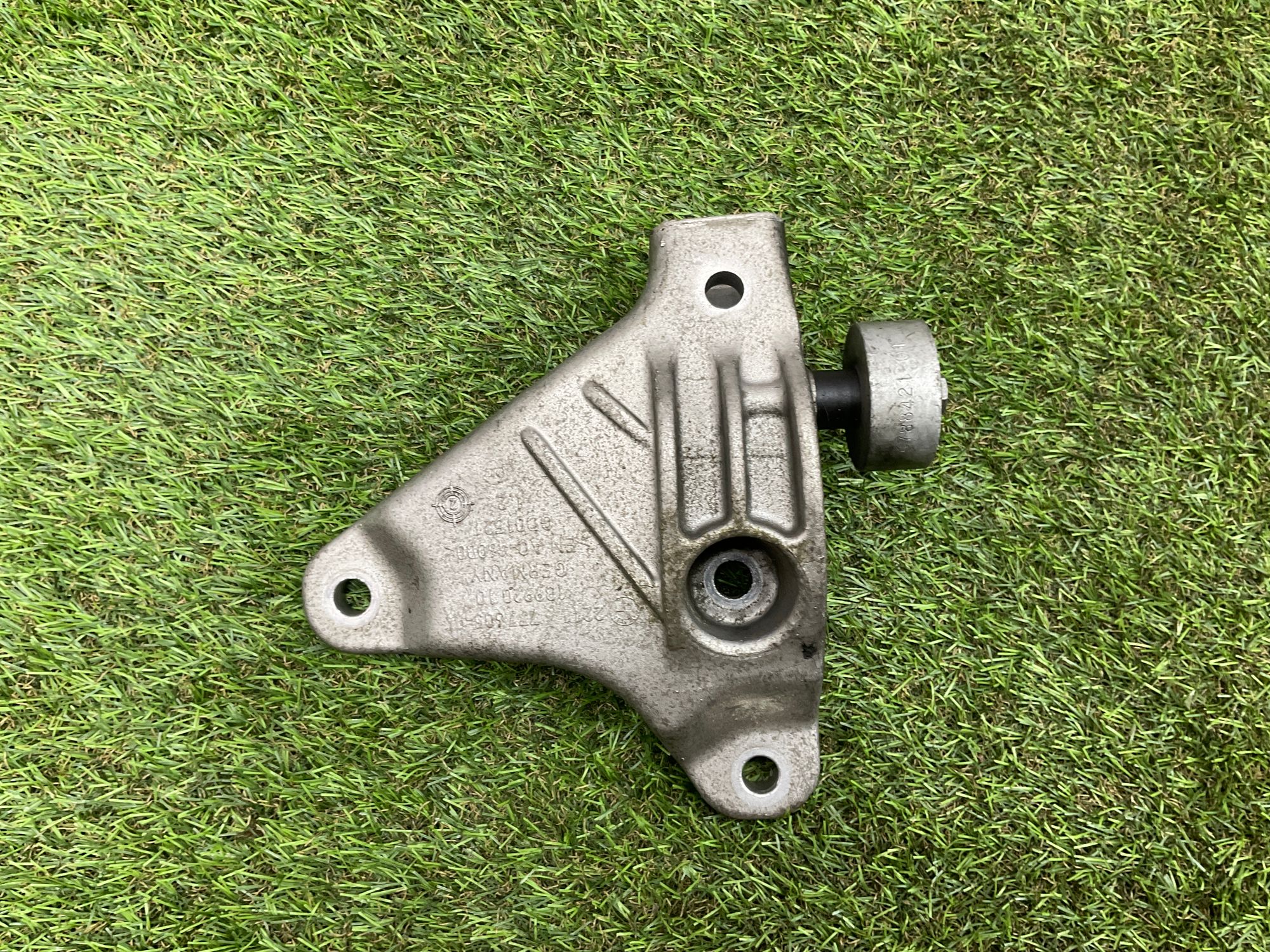 Опора двигателя левая BMW 5 серия, F10/F11/F07 рестайлинг, 1000 рублей, Москва