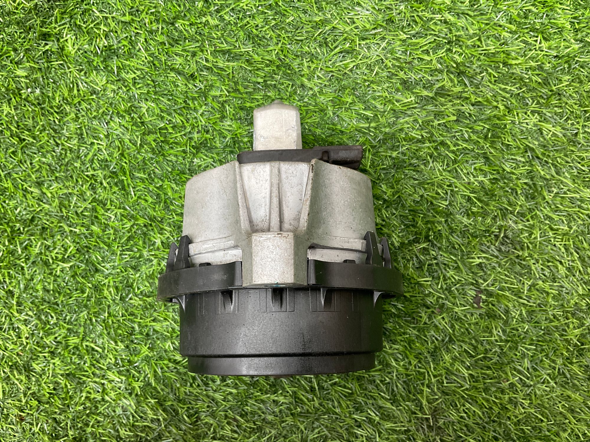https://ycs.partsauto.market/partsauto-images/thmbs/userImages/h353NjtZg3VDP19b5HMt7LlpbQ93/part/5d5697cc-124a-4014-b1db-270cc315f358_1734080588962.jpg
