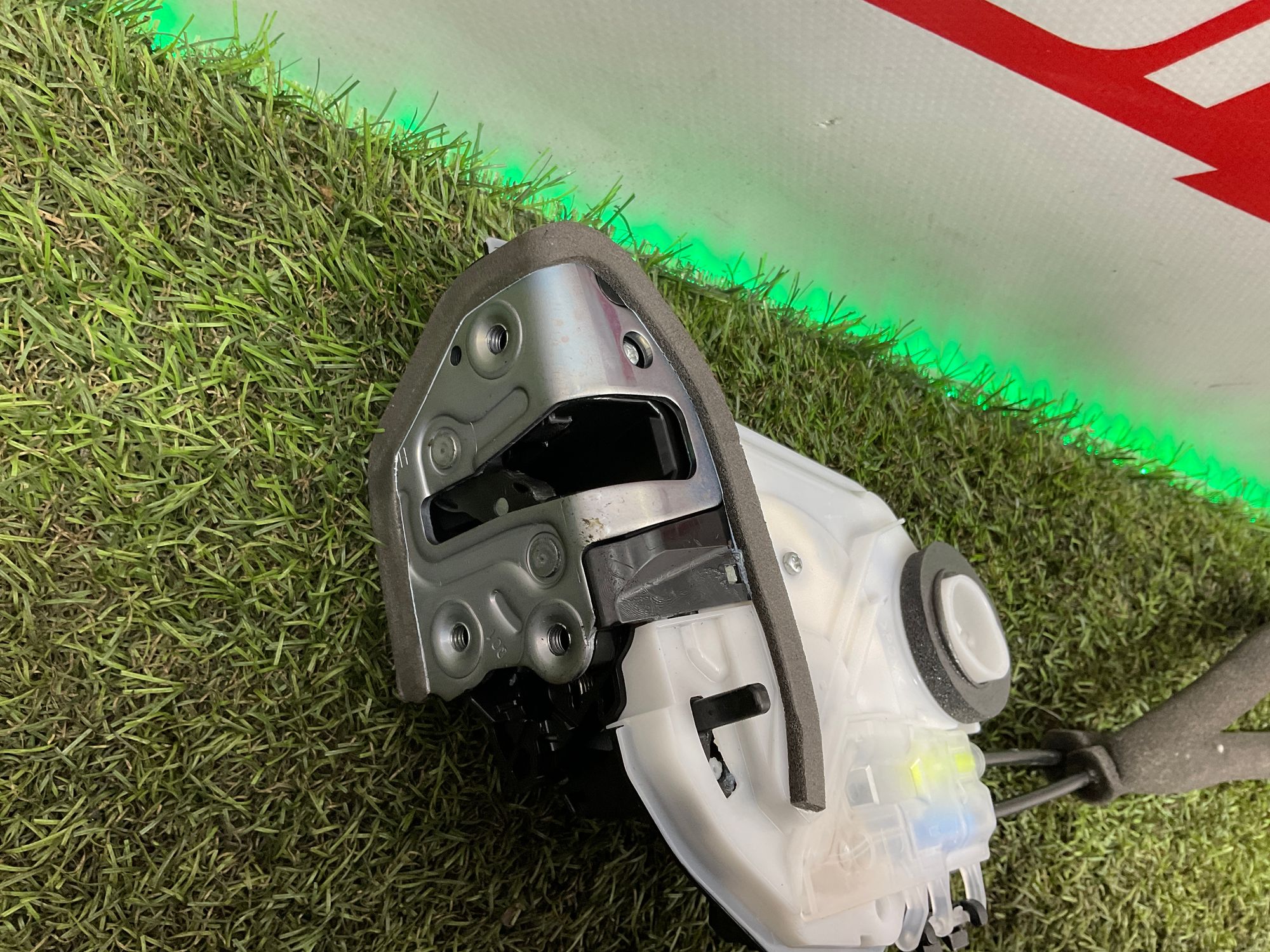 Замок двери левой задней Toyota Land Cruiser 300 (2021—2023) 2024, 10000 рублей, Москва