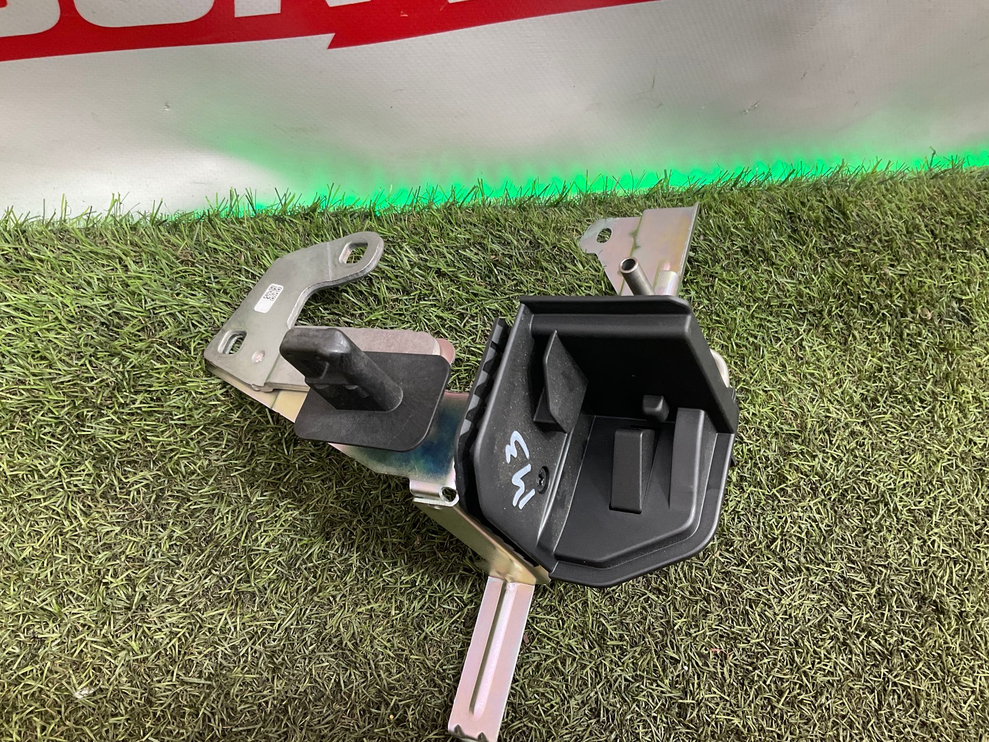 Кронштейн шторки багажника правый BMW M3, G81 2023, 2500 рублей, Москва