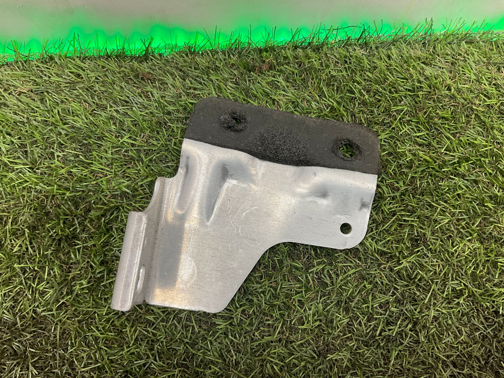 Крепление передней консоли правое Land Rover Defender, II L663, 1000 рублей, Москва