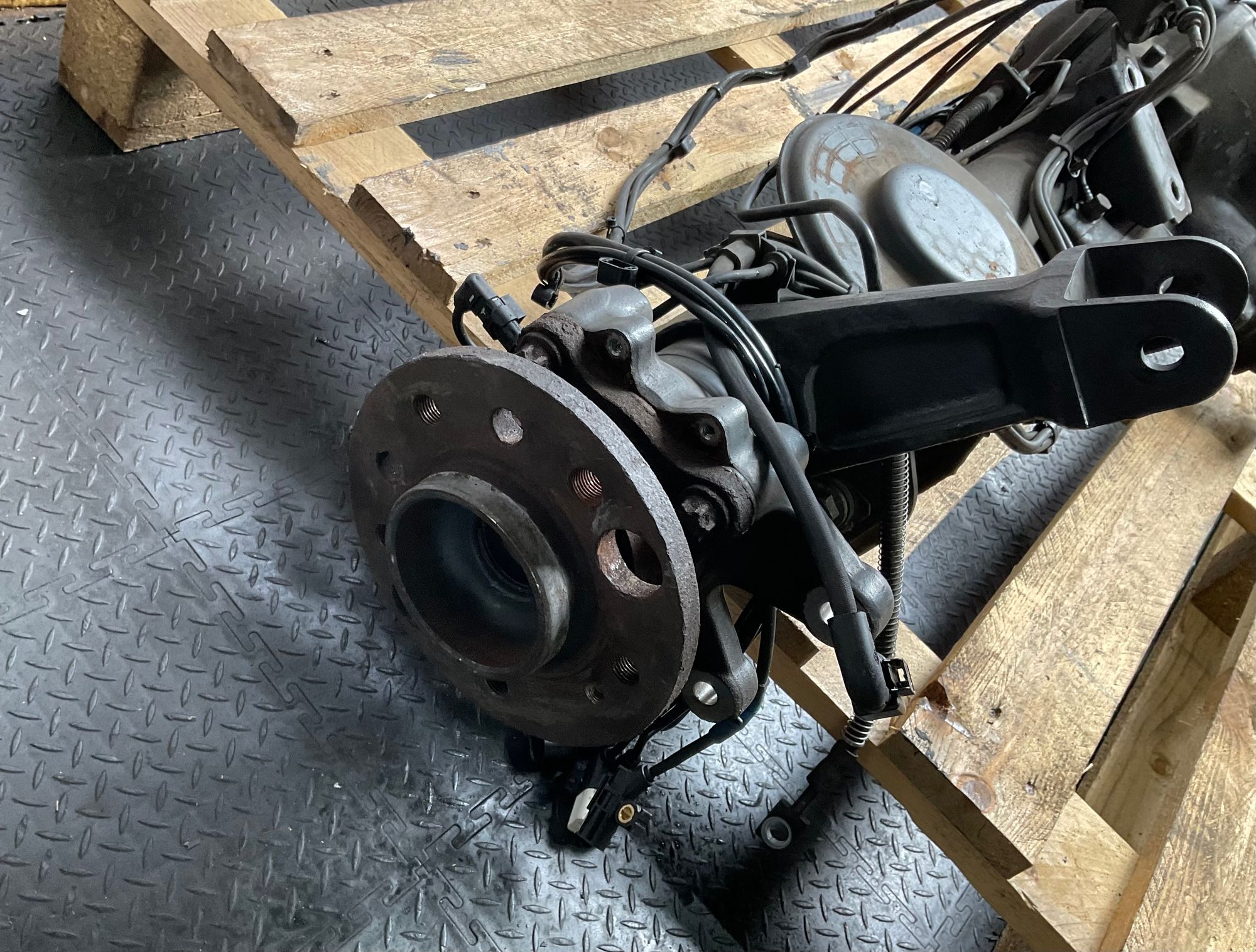 https://ycs.partsauto.market/partsauto-images/thmbs/userImages/h353NjtZg3VDP19b5HMt7LlpbQ93/part/64905511-f308-4289-87e3-61207819ad75_1789459807662.jpg