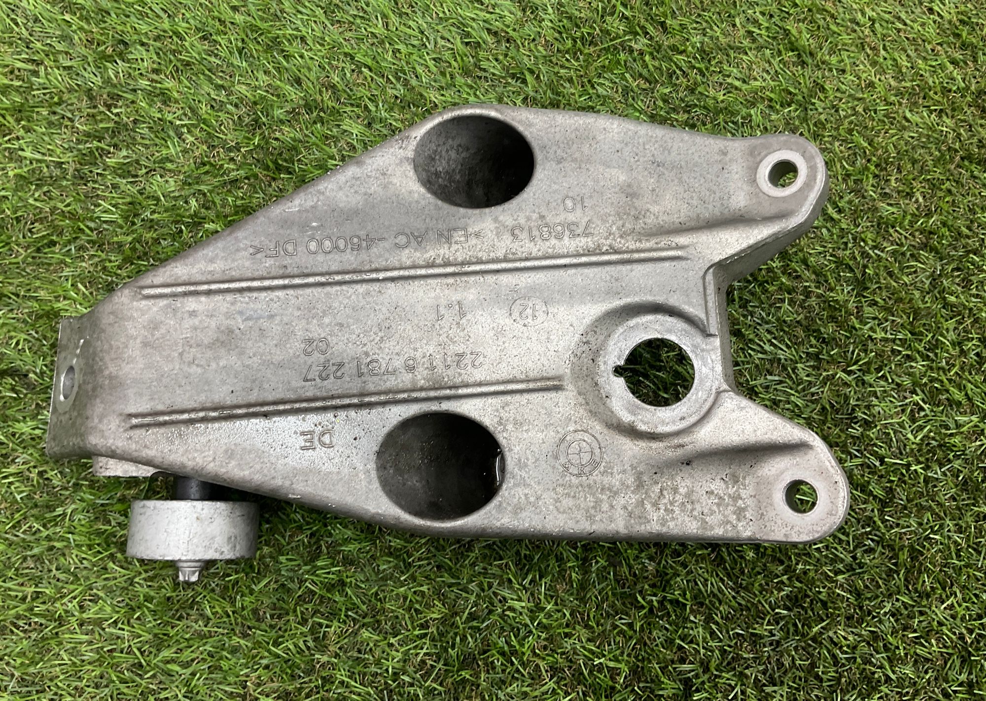 Кронштейн двигателя левый BMW 5 серия, F10/F11/F07 рестайлинг, 2000 рублей, Москва