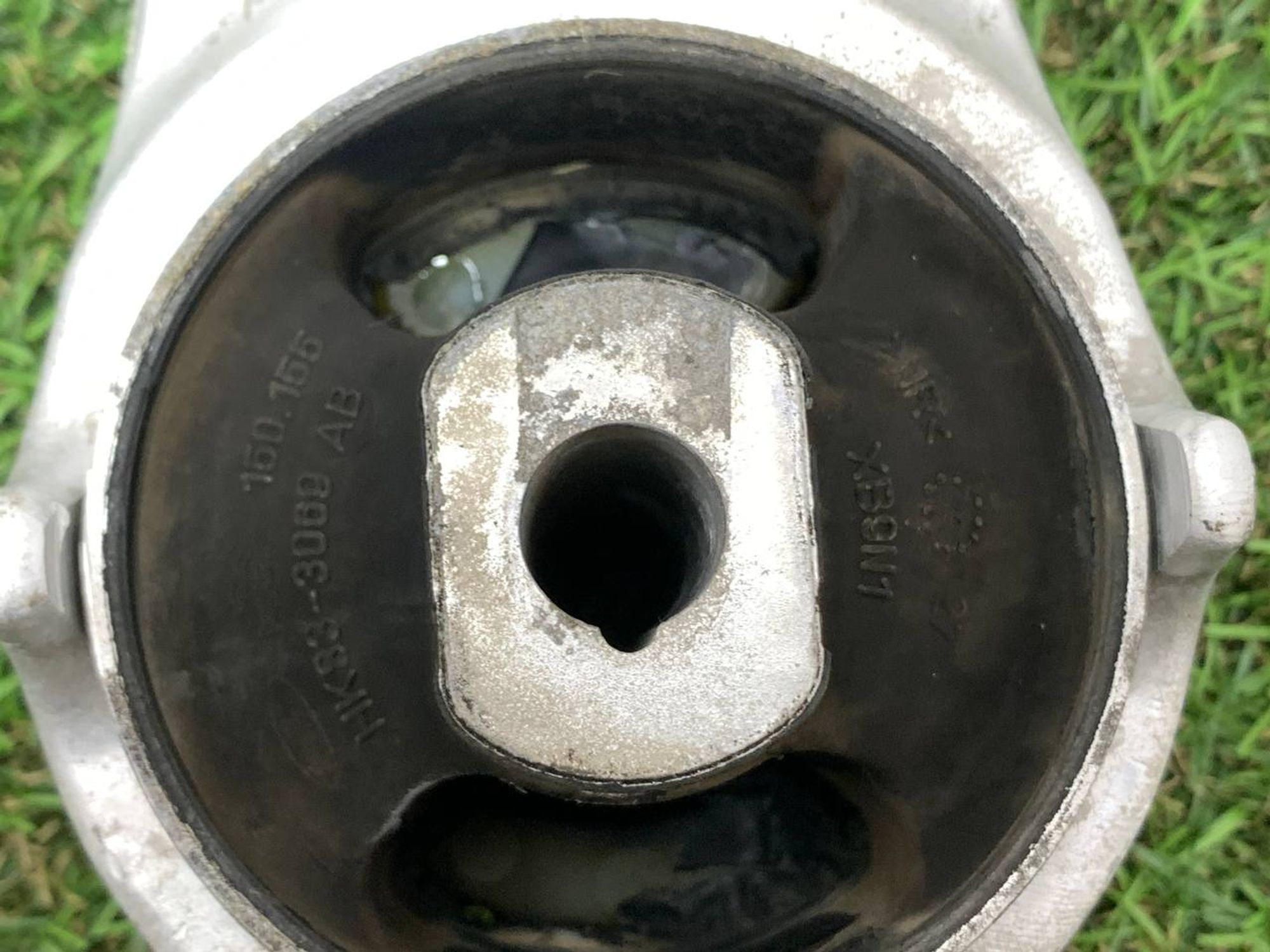 https://ycs.partsauto.market/partsauto-images/thmbs/userImages/h353NjtZg3VDP19b5HMt7LlpbQ93/part/69eb61d9-1e1b-48da-bb4c-01f4f8a1ca59_1717243580896.jpg