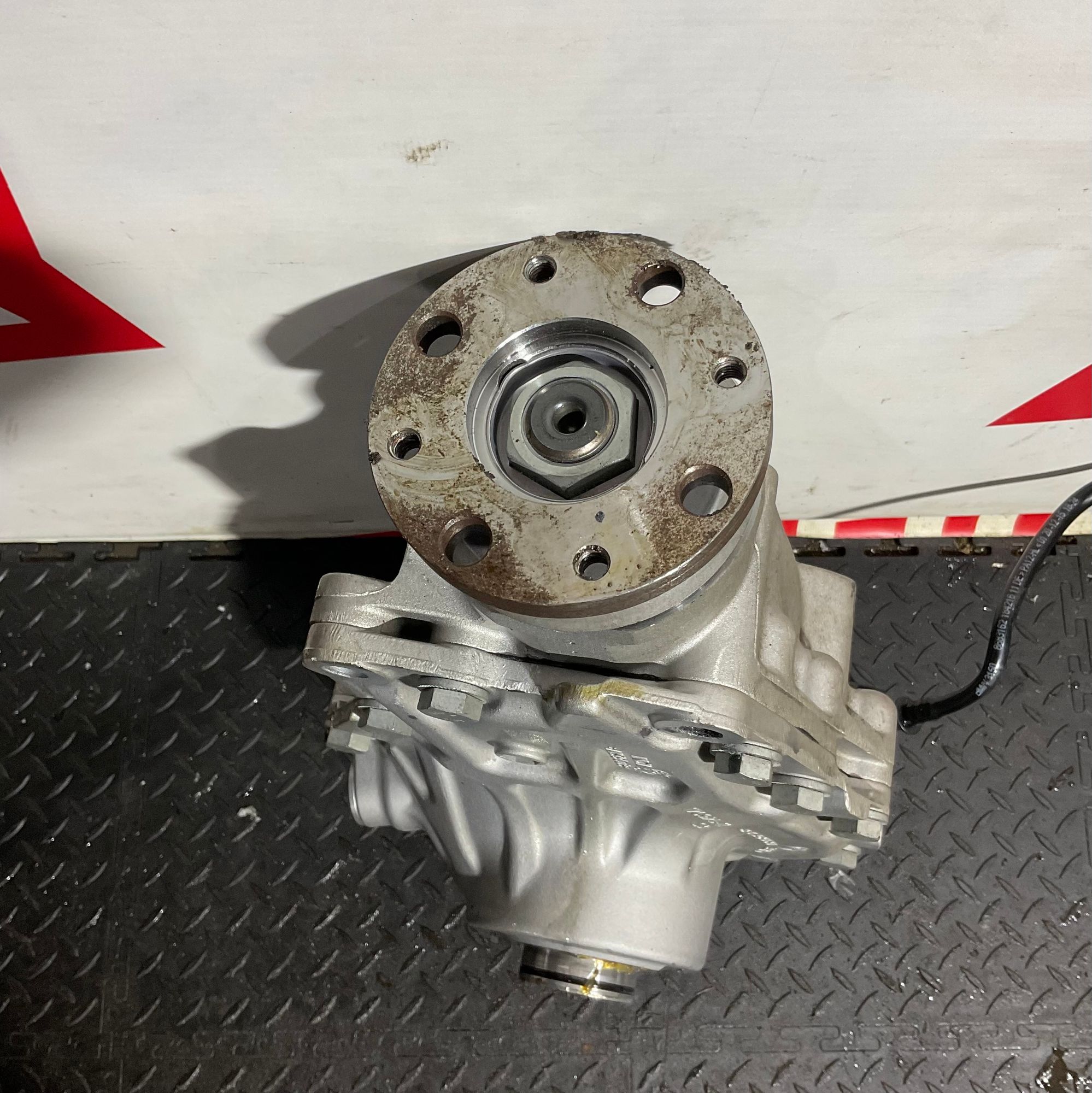 https://ycs.partsauto.market/partsauto-images/thmbs/userImages/h353NjtZg3VDP19b5HMt7LlpbQ93/part/7012398e-c325-46fe-a518-0946e0ad8790_1733756718736.jpg