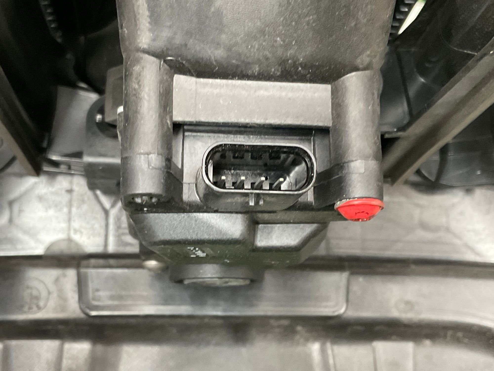 https://ycs.partsauto.market/partsauto-images/thmbs/userImages/h353NjtZg3VDP19b5HMt7LlpbQ93/part/71073b0d-8455-437b-8c1a-ef3f8cb0c010_1734954957187.jpg
