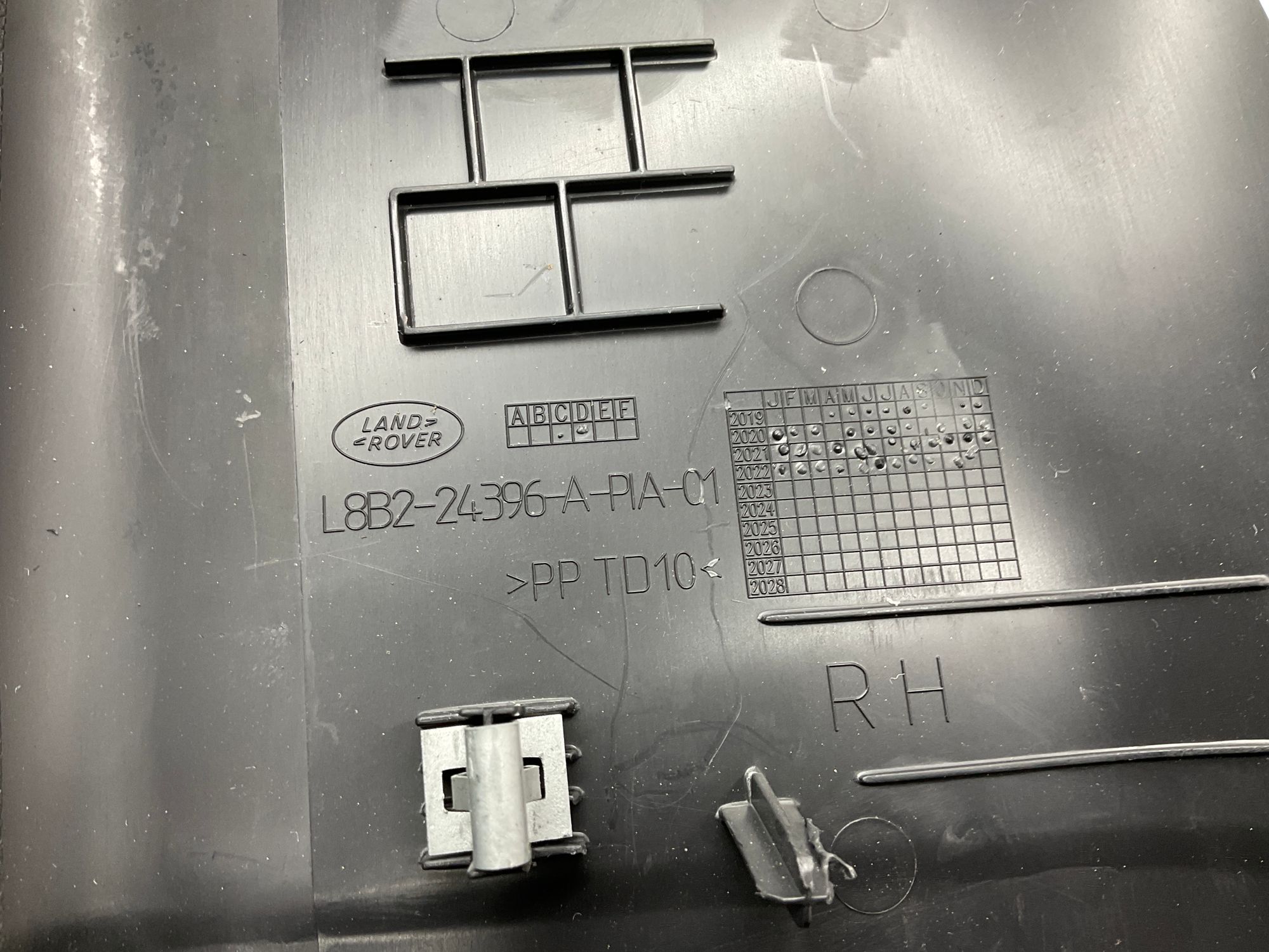 Обшивка стойки кузова правая Land Rover Defender II L663 2022, 4000 рублей, Москва