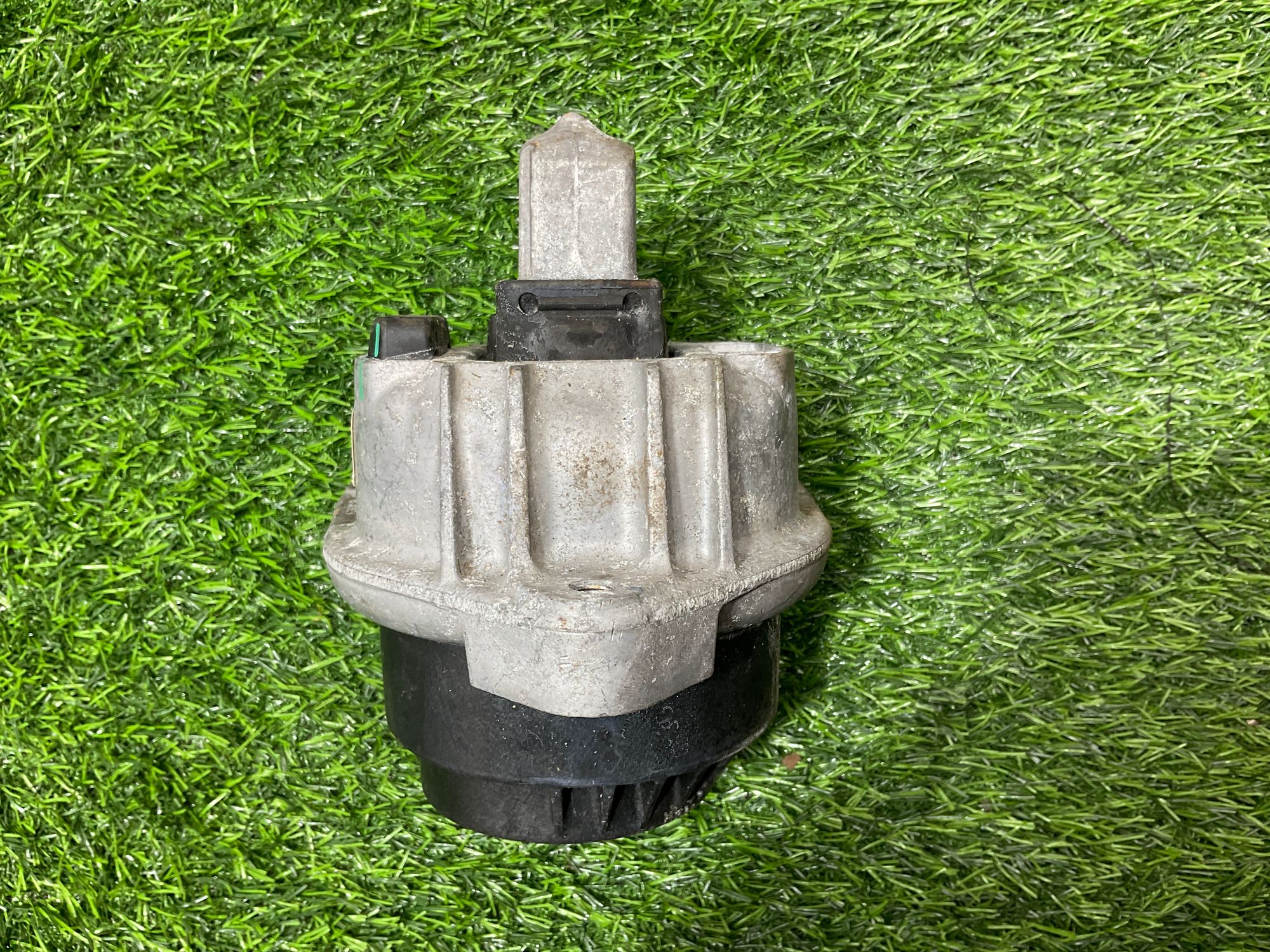 https://ycs.partsauto.market/partsauto-images/thmbs/userImages/h353NjtZg3VDP19b5HMt7LlpbQ93/part/73ff14fa-516b-4042-af6e-5c74d292a85b_1733928079535.jpg