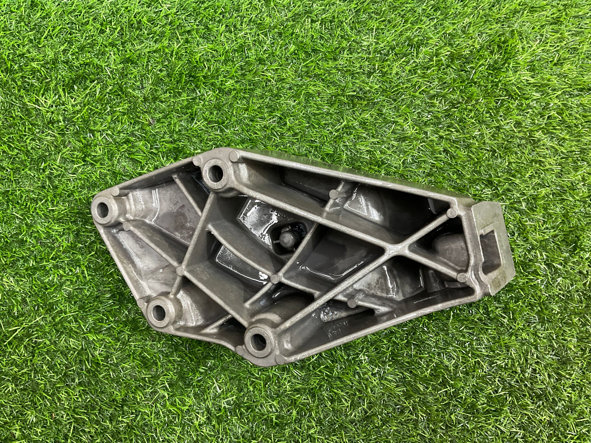 https://ycs.partsauto.market/partsauto-images/thmbs/userImages/h353NjtZg3VDP19b5HMt7LlpbQ93/part/77111804-9d3f-4d71-a389-381f613cd7b5_1741596557947.jpg