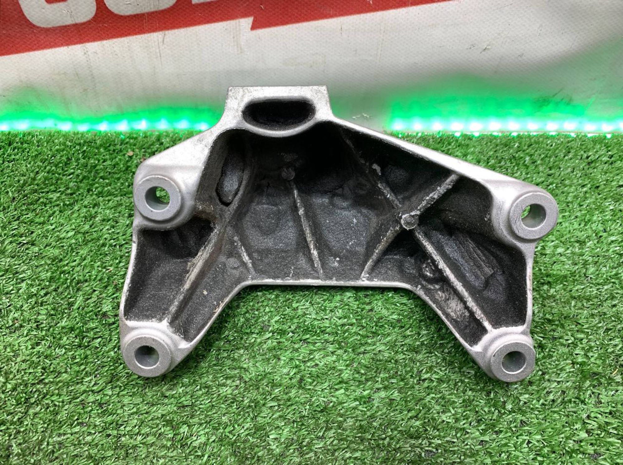 https://ycs.partsauto.market/partsauto-images/thmbs/userImages/h353NjtZg3VDP19b5HMt7LlpbQ93/part/77295fa1-5832-4671-bf20-a6c9d4a8eac9_1720696832916.jpg