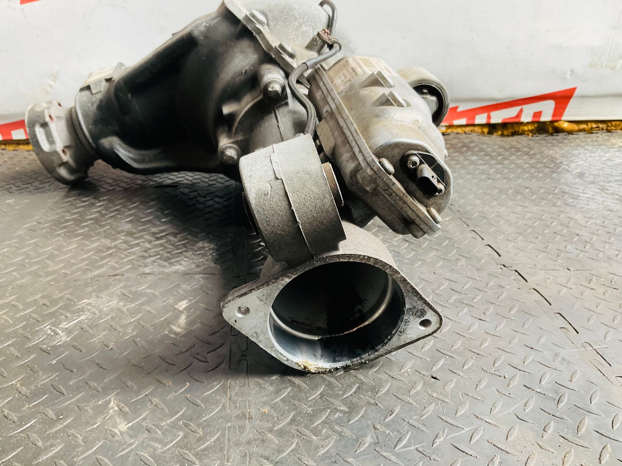 https://ycs.partsauto.market/partsauto-images/thmbs/userImages/h353NjtZg3VDP19b5HMt7LlpbQ93/part/785d55d8-a3a8-4769-8873-447b4f816d4e_1788952916983.jpg