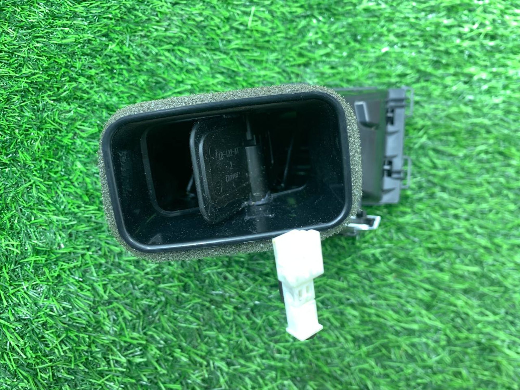 https://ycs.partsauto.market/partsauto-images/thmbs/userImages/h353NjtZg3VDP19b5HMt7LlpbQ93/part/7c911fa6-4aa8-4ad2-ae50-7bfd94fcf1f8_1732868586095.jpg