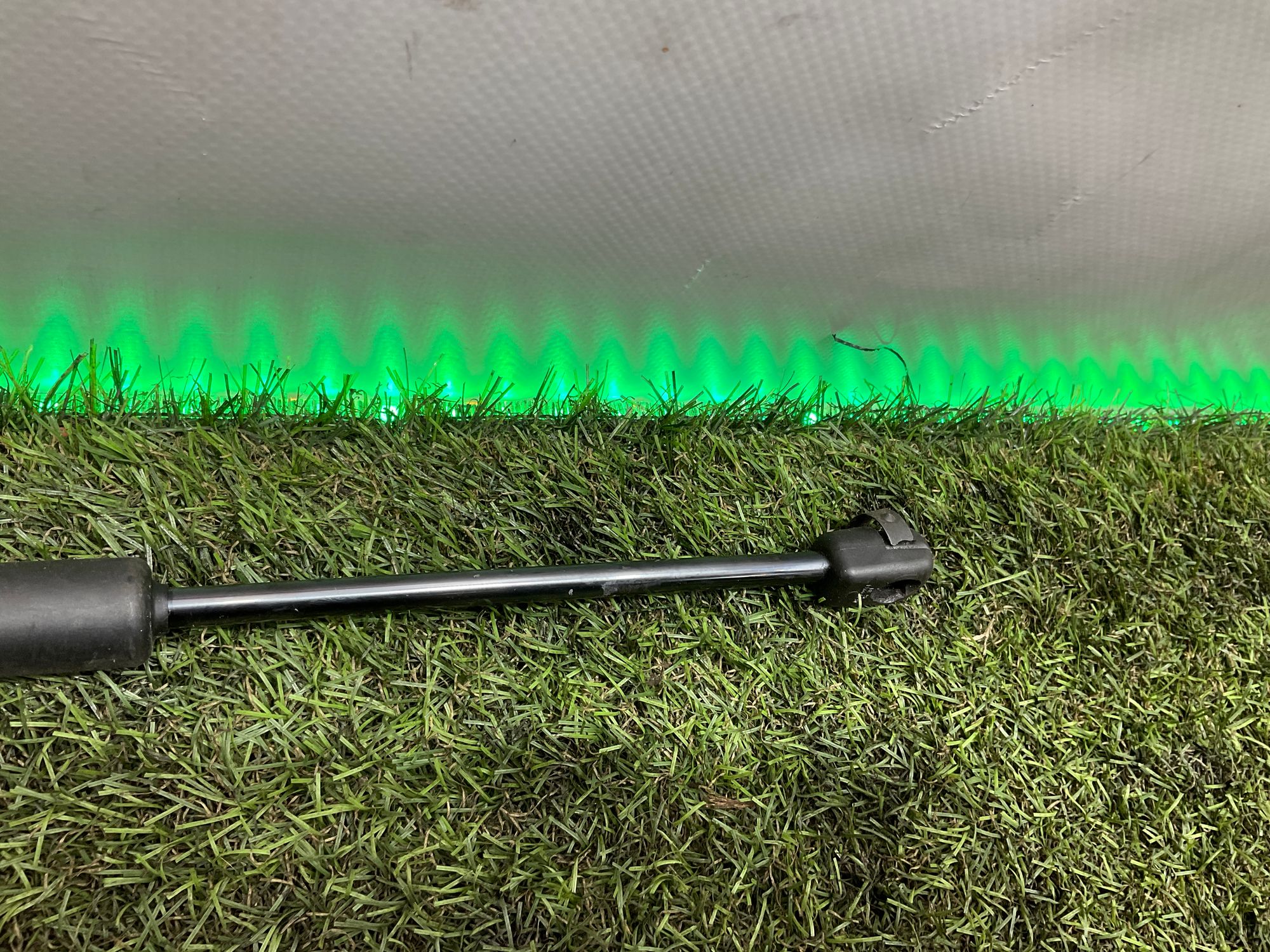 Амортизатор капота Land Rover Defender II L663 2022, 3500 рублей, Москва